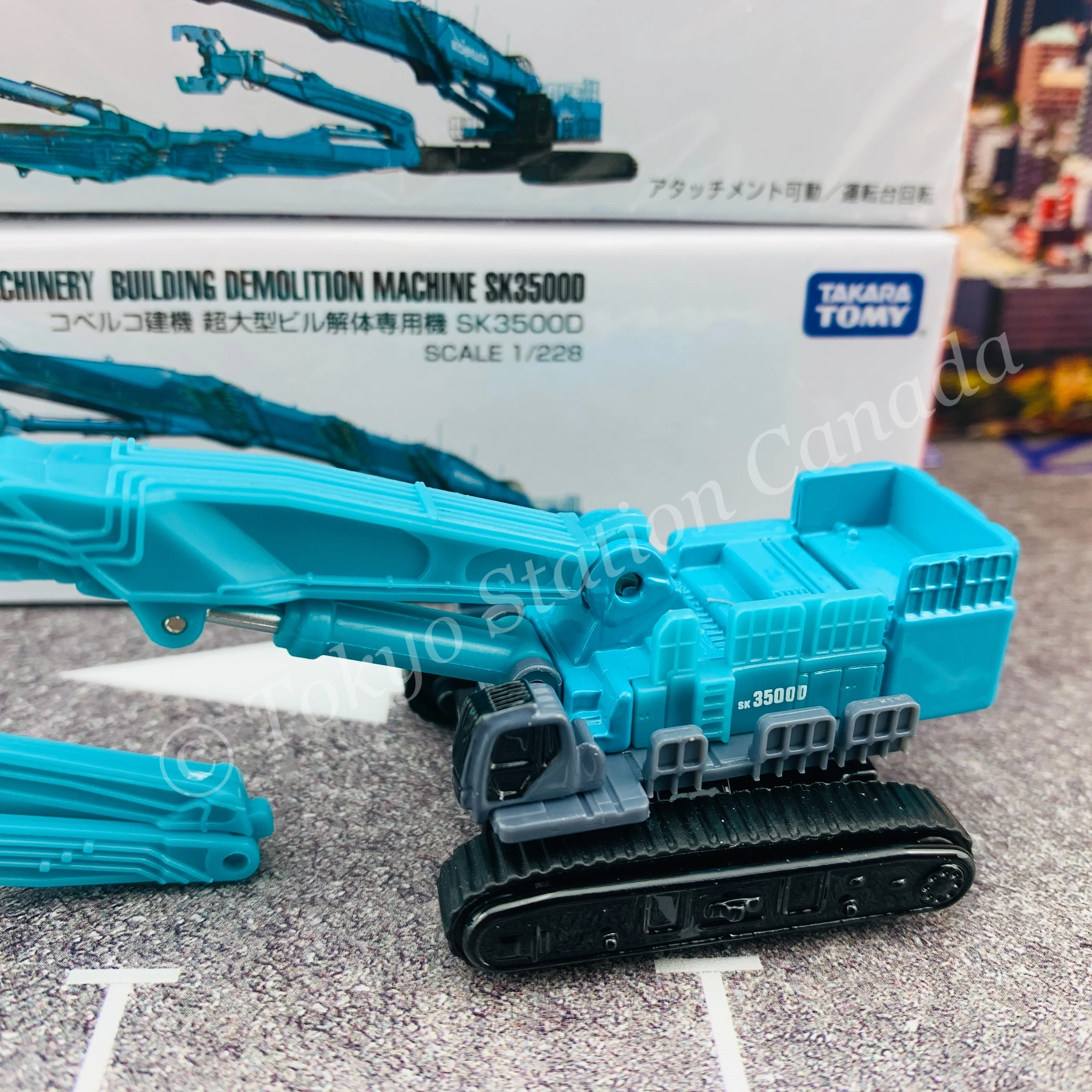 TOMICA 130 KOBELCO Construction Machinery Building Demolition Machine SK3500D - Image 4