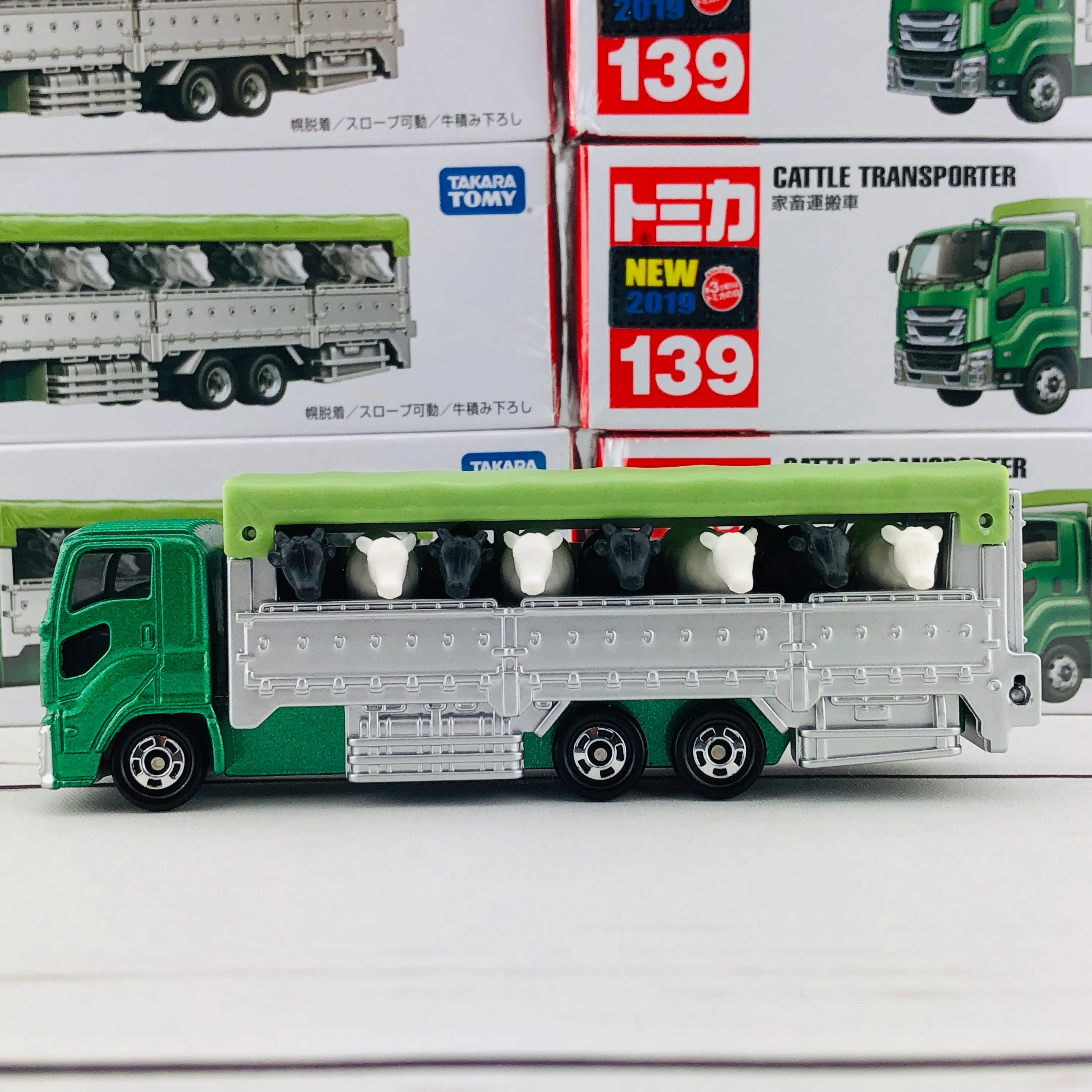 Tomica 139 Cattle Transporter - Image 2