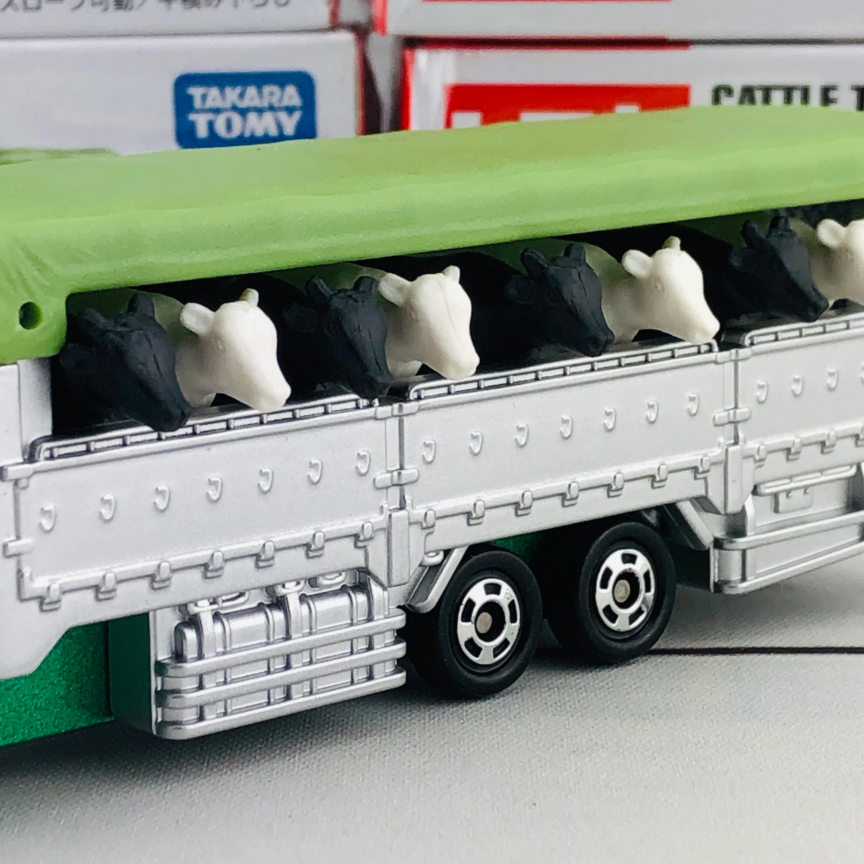 Tomica 139 Cattle Transporter - Image 4