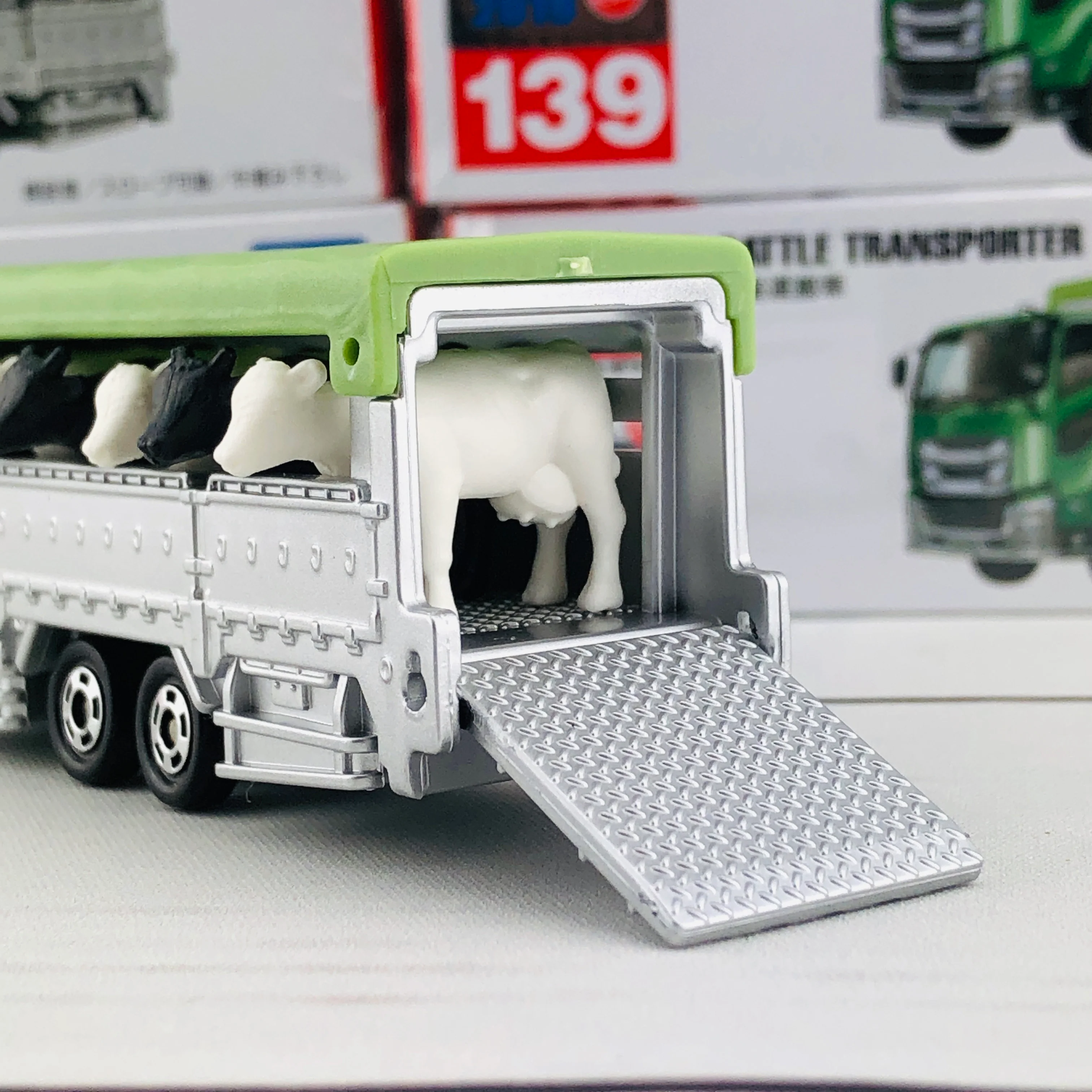 Tomica 139 Cattle Transporter - Image 6