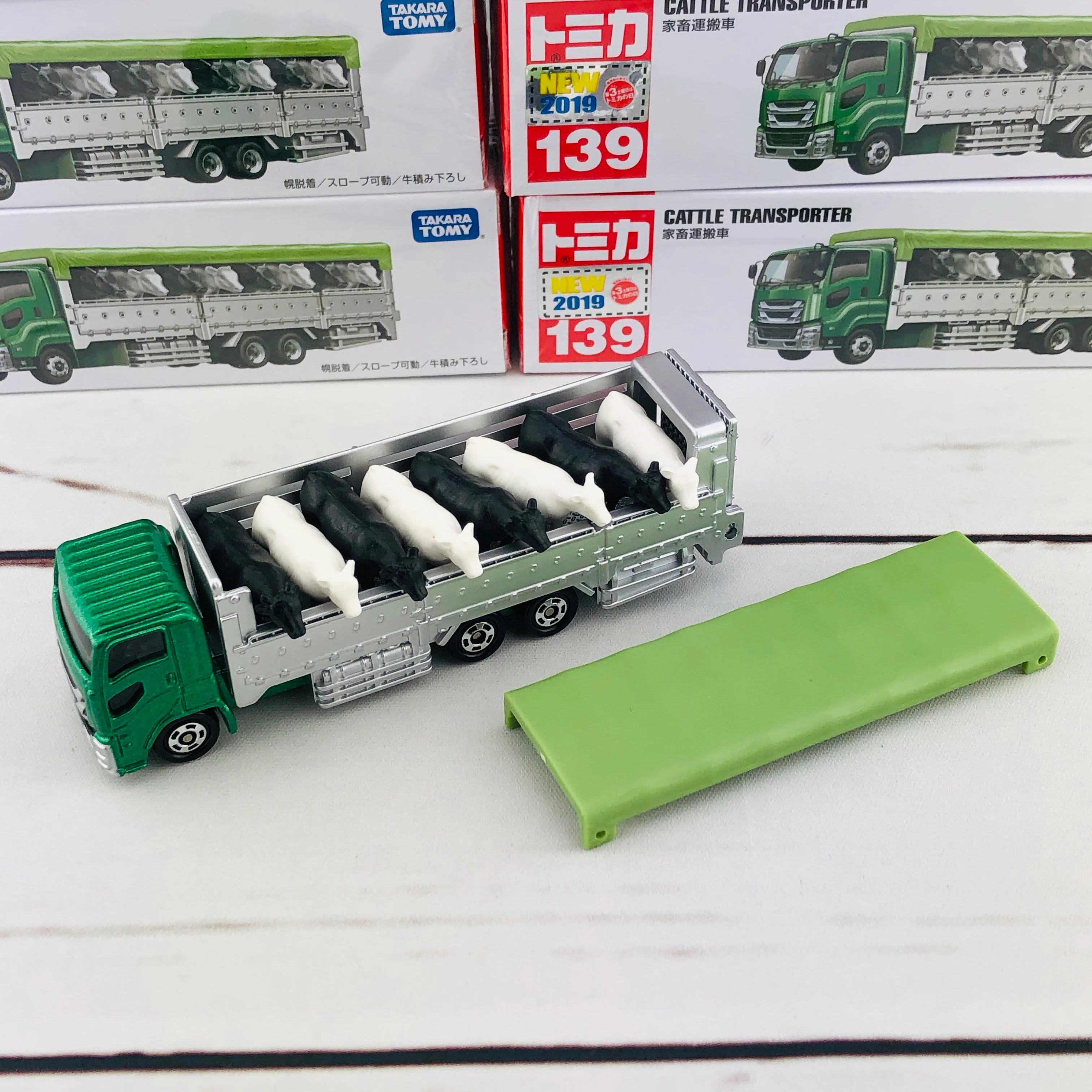 Tomica 139 Cattle Transporter - Image 8