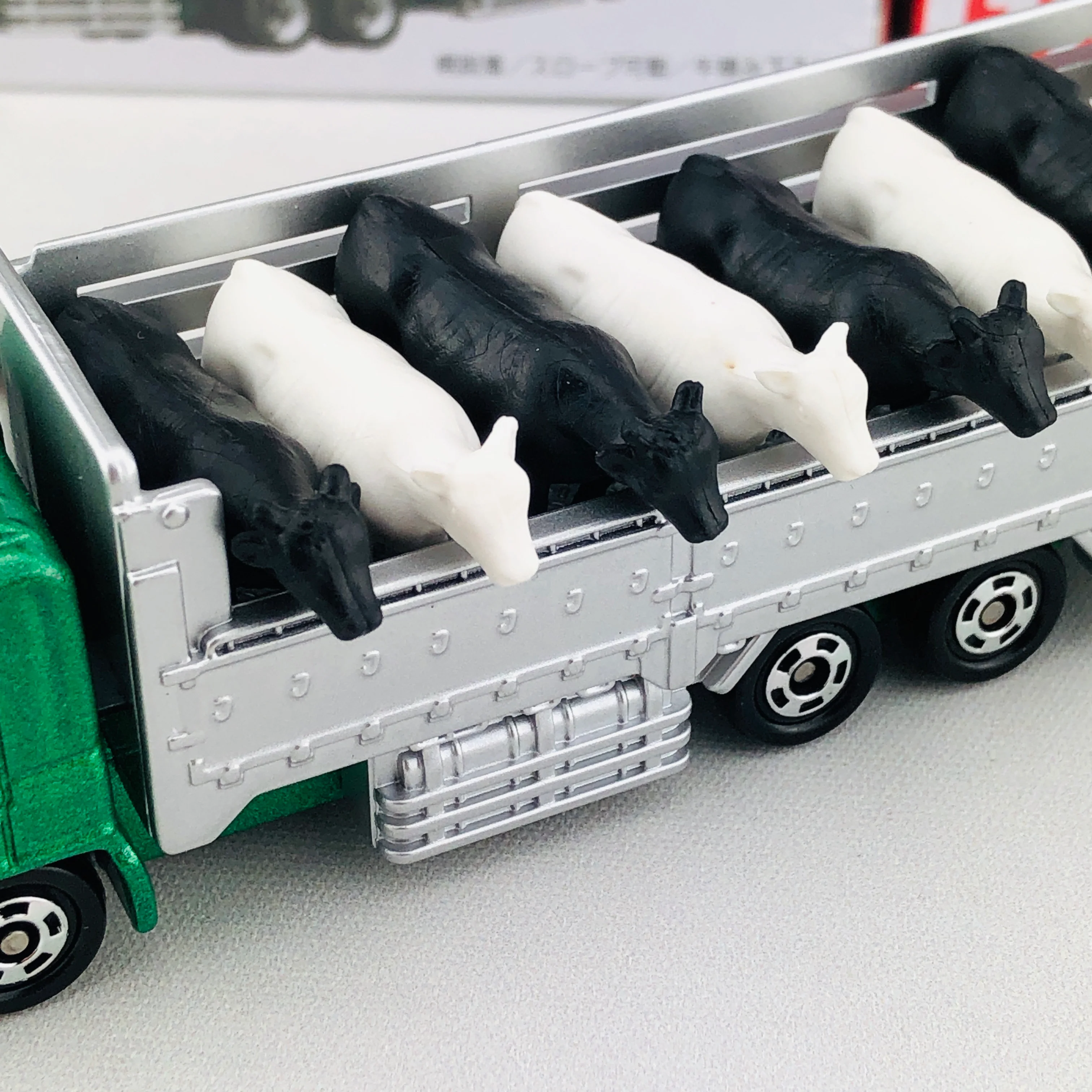 Tomica 139 Cattle Transporter - Image 9