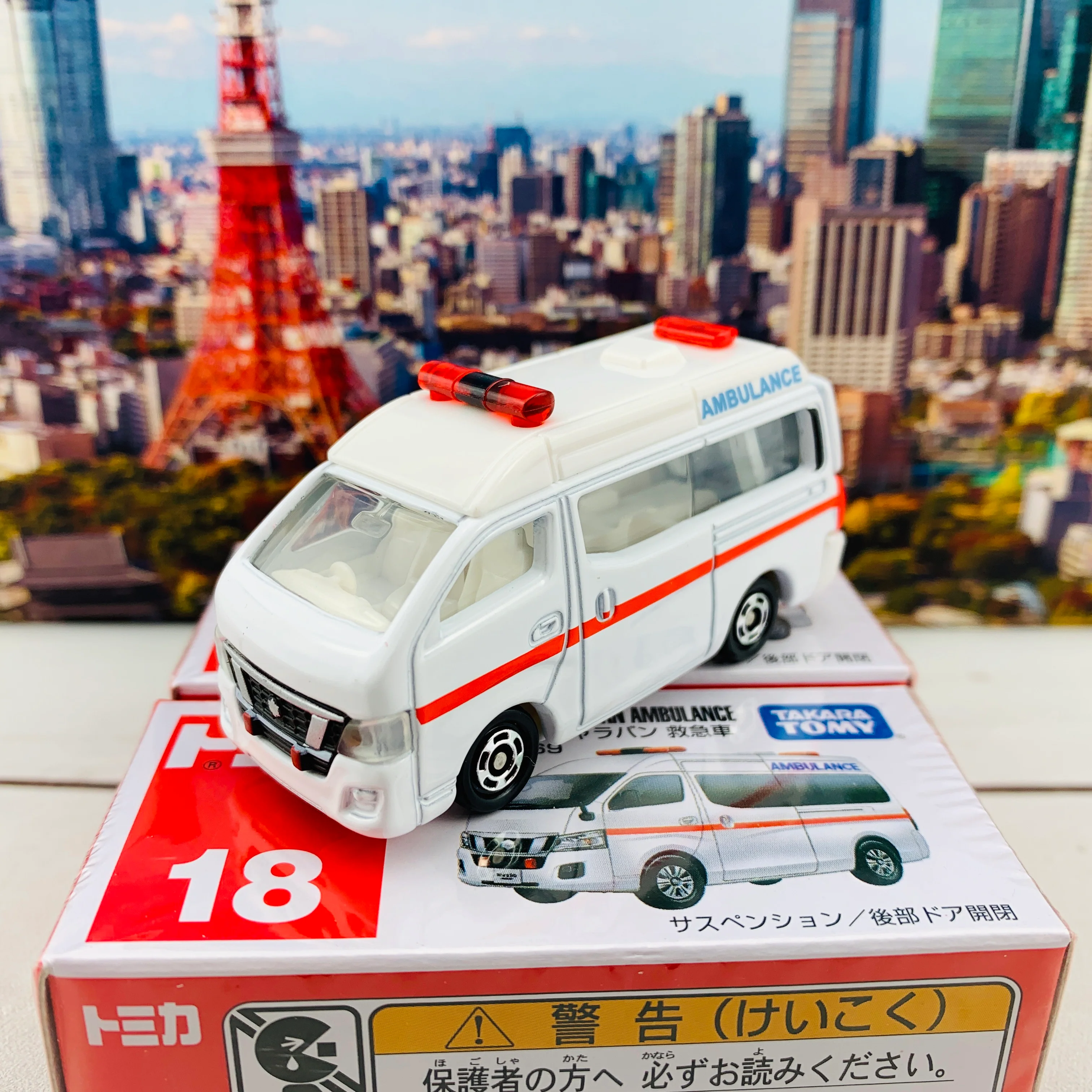 Tomica 18 Nissan NV350 Caravan Ambulance - Image 2