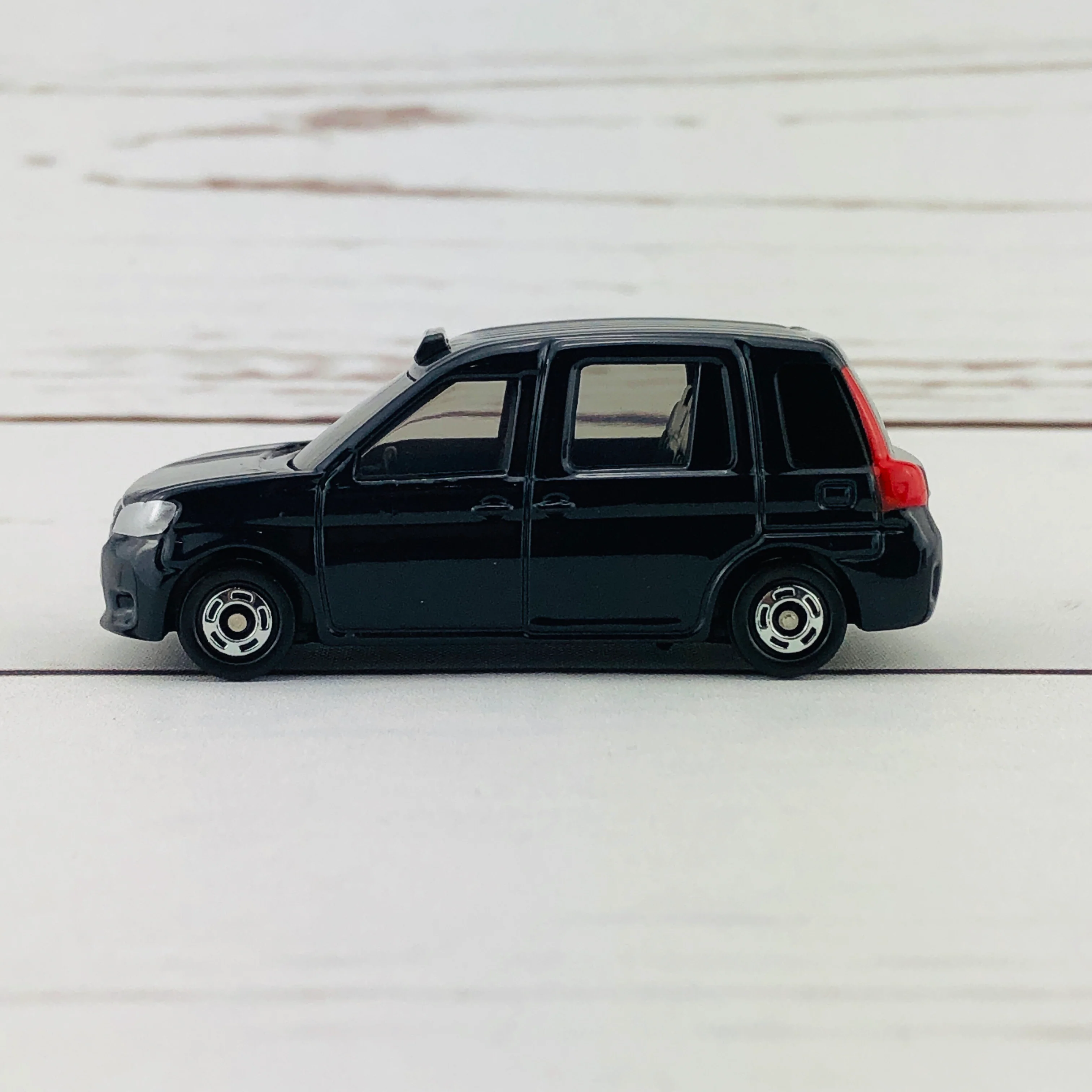 TOMICA 27 Toyota Japan Taxi - Image 2
