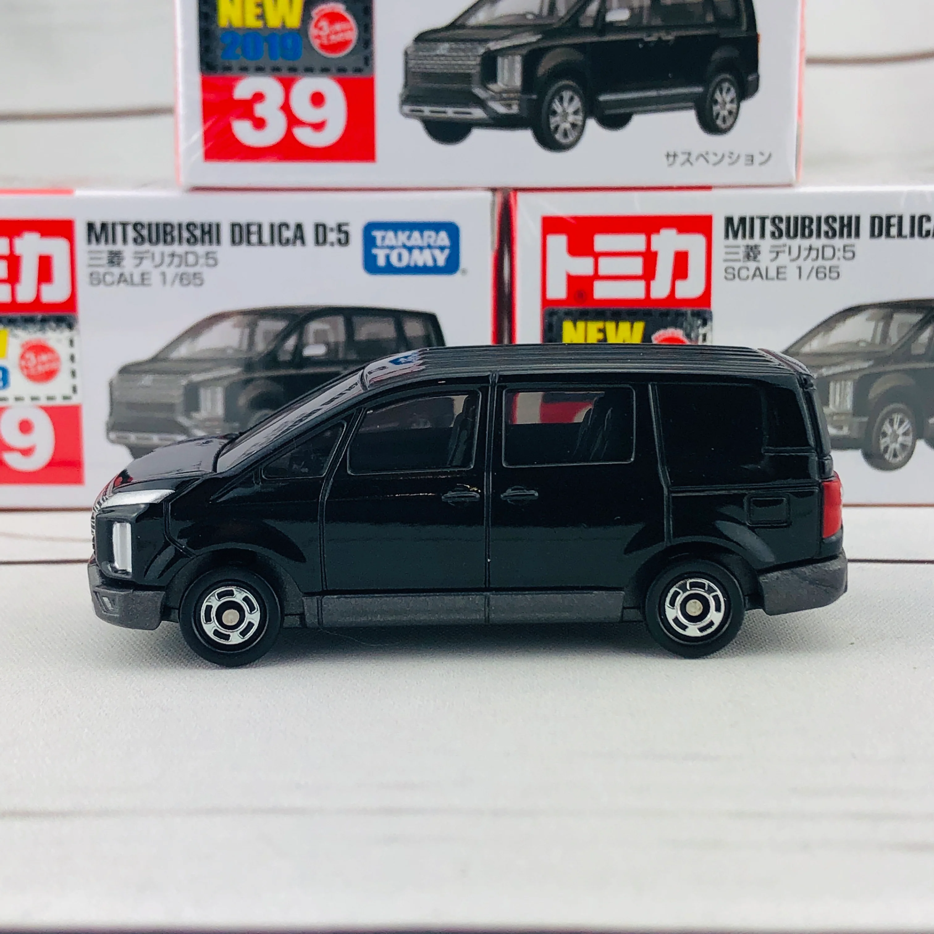 TOMICA 39 Mitsubishi Delica D:5 - Image 2