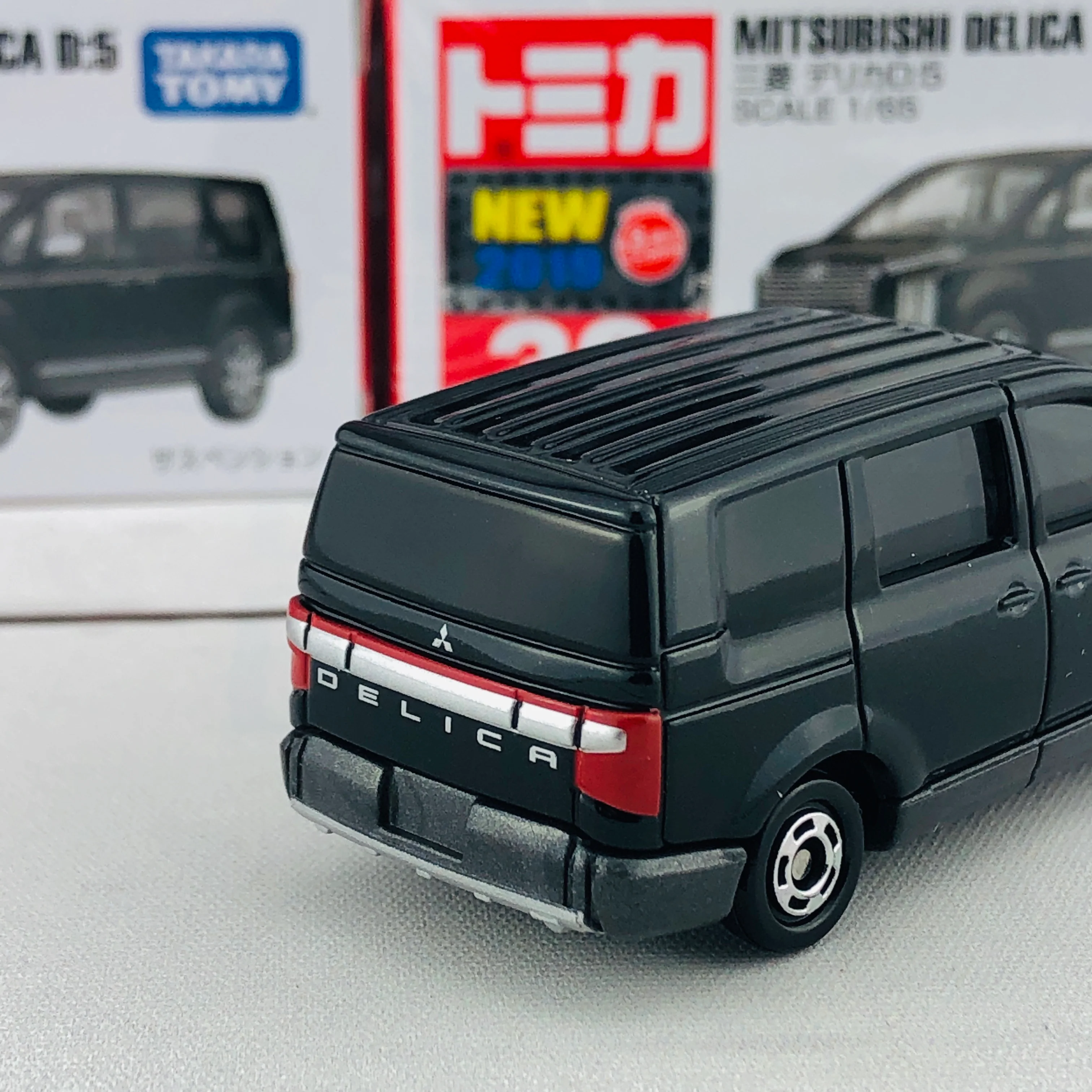 TOMICA 39 Mitsubishi Delica D:5 - Image 7
