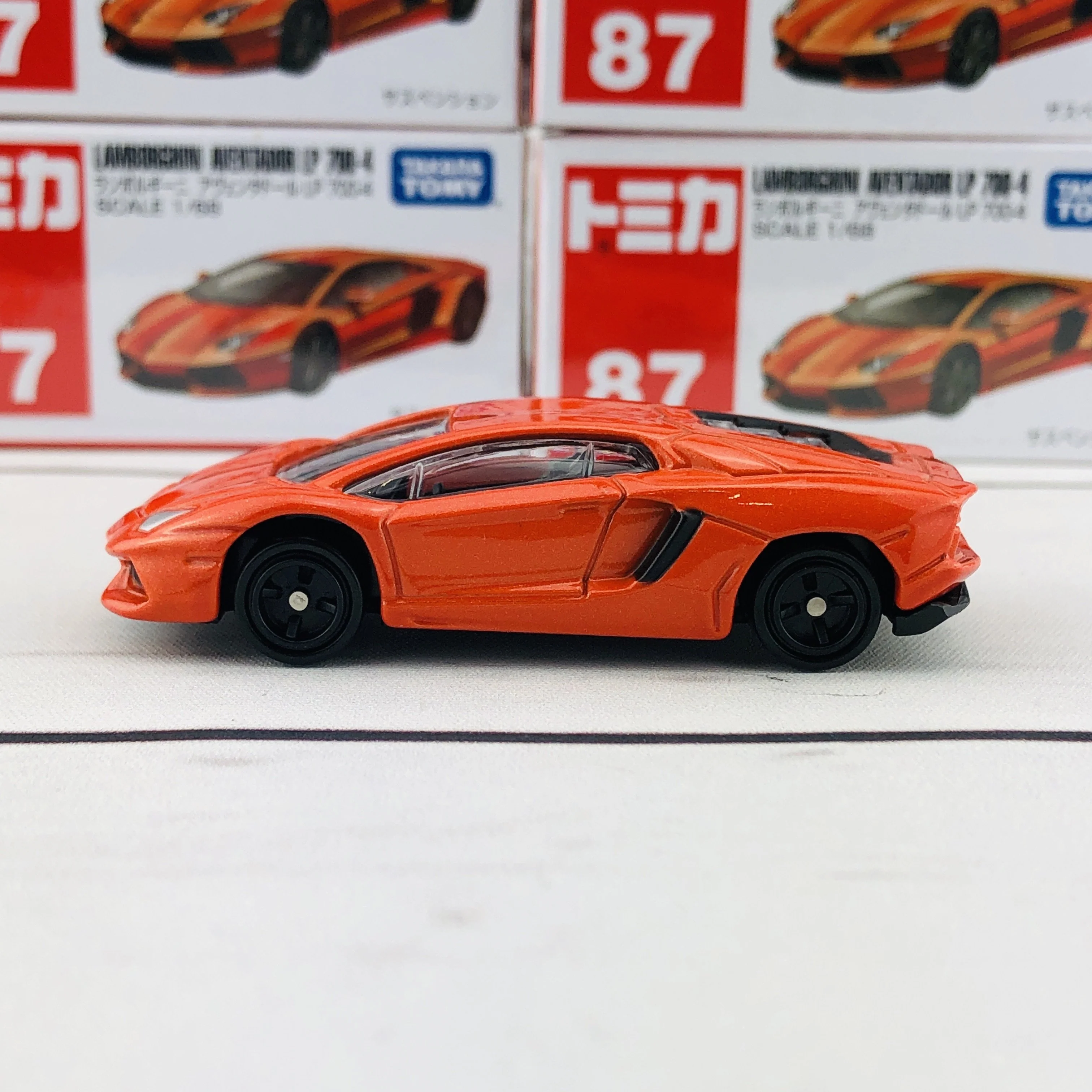 TOMICA 87 Lamborghini Aventador LP 700-4 - Image 2