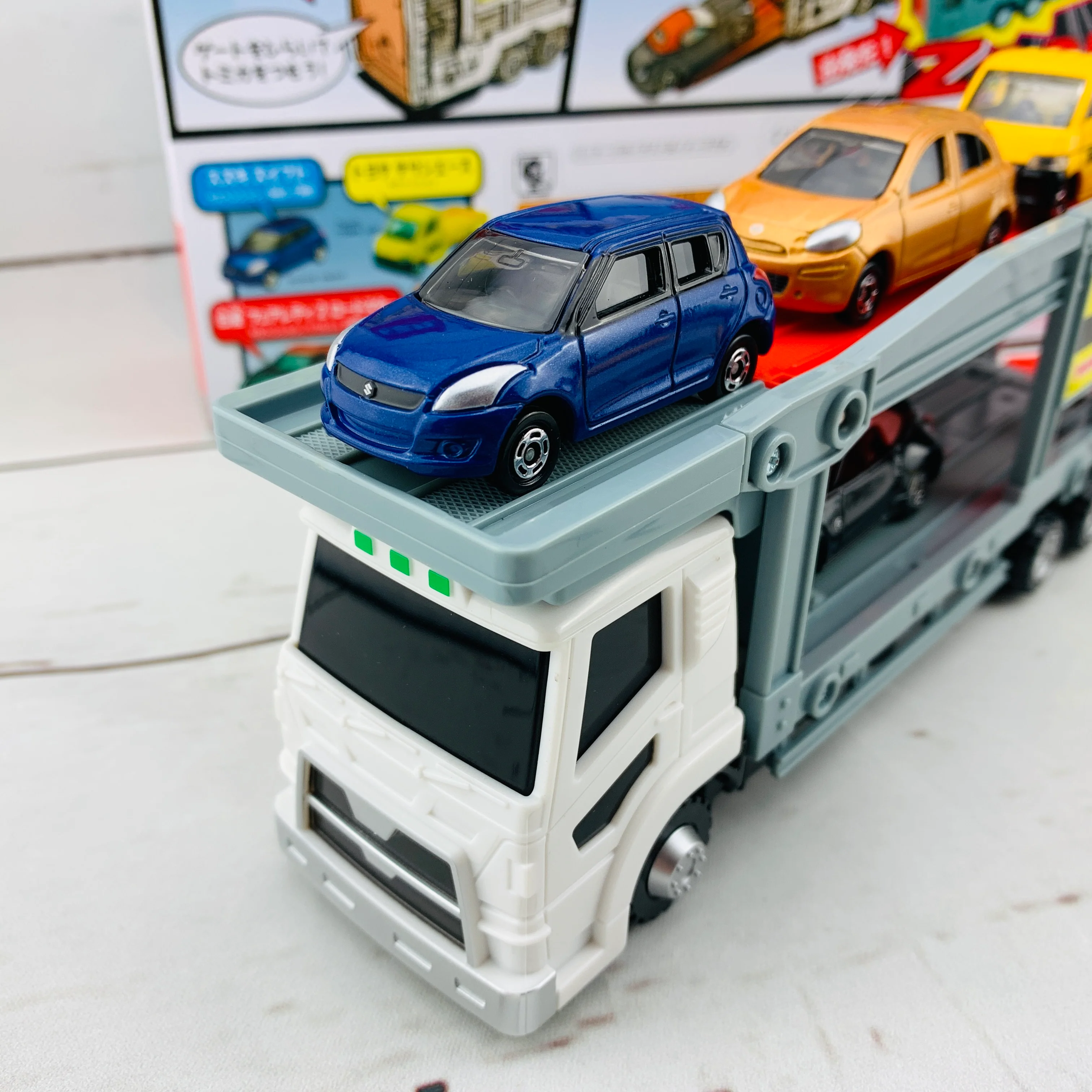 TOMICA Carrier Car Set (4904810423249) - Image 3