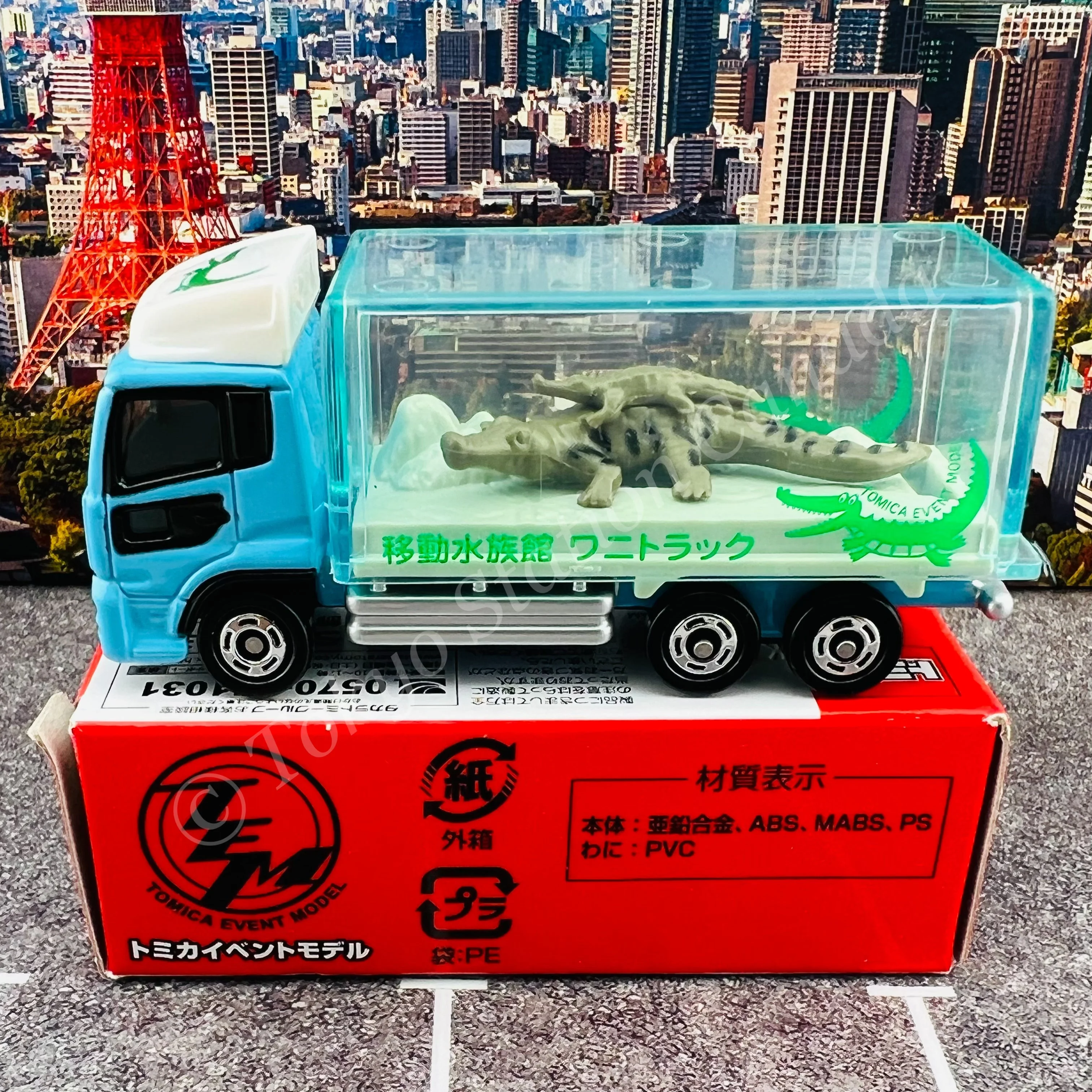 TOMICA EVENT MODEL No. 5 Nissan Quon Mobile Aquarium Truck - Image 2