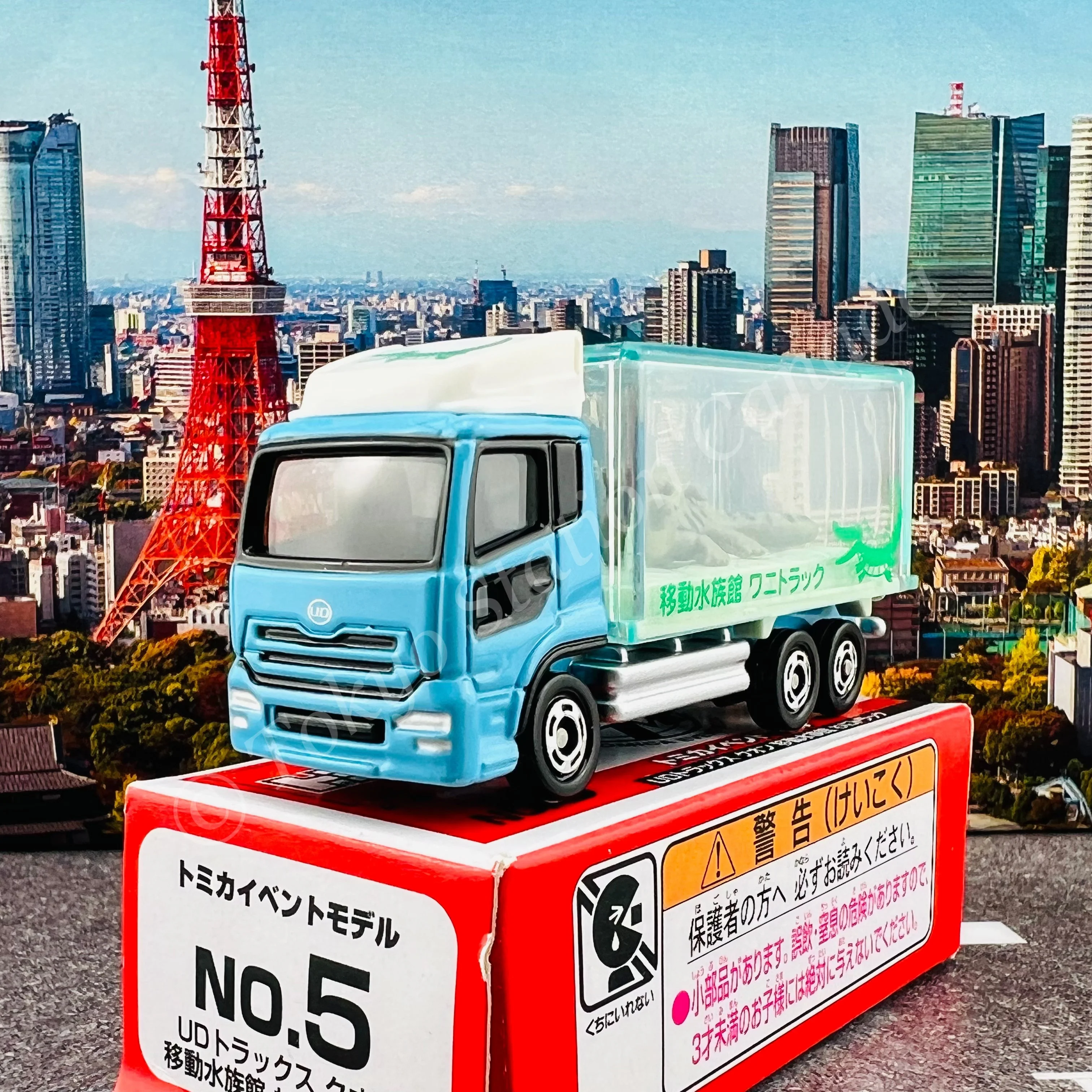 TOMICA EVENT MODEL No. 5 Nissan Quon Mobile Aquarium Truck - Image 3