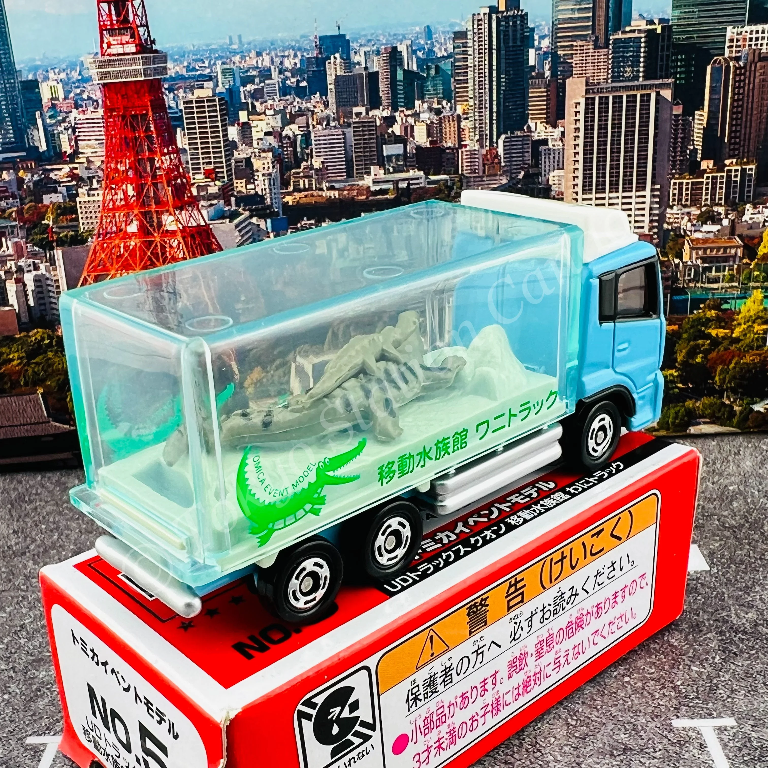 TOMICA EVENT MODEL No. 5 Nissan Quon Mobile Aquarium Truck - Image 4