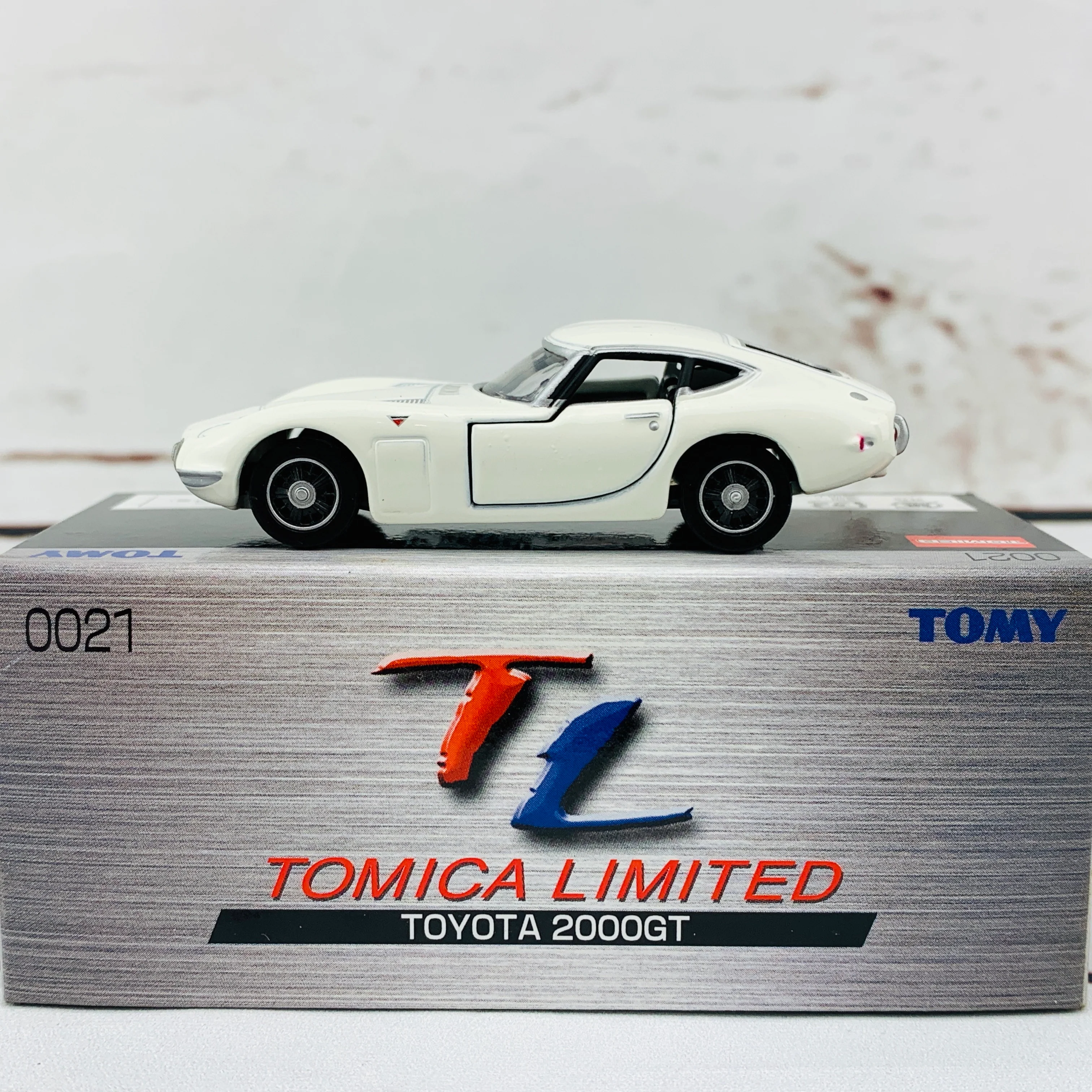 Tomica Limited 0021 Toyota 2000GT White - Image 2