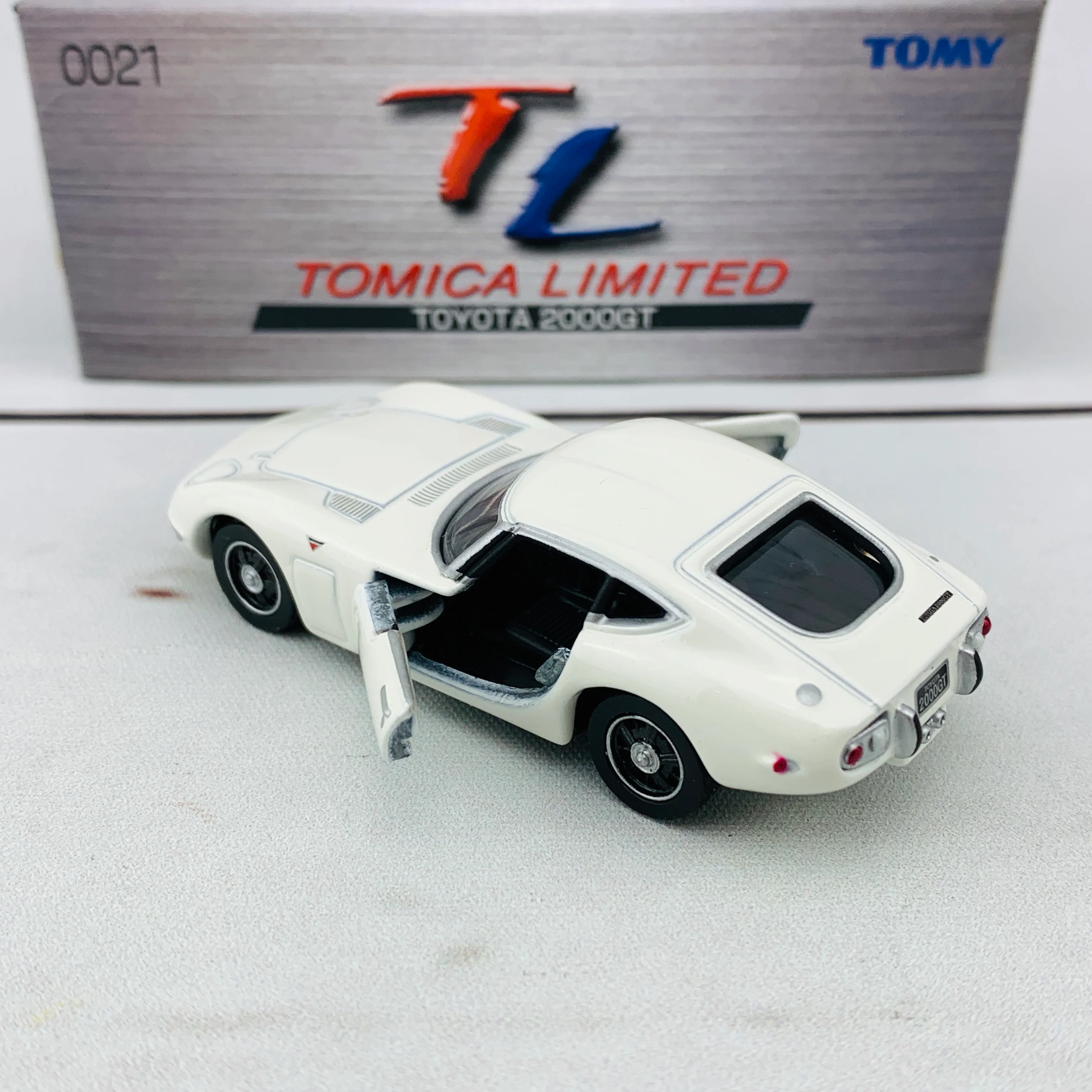 Tomica Limited 0021 Toyota 2000GT White - Image 3