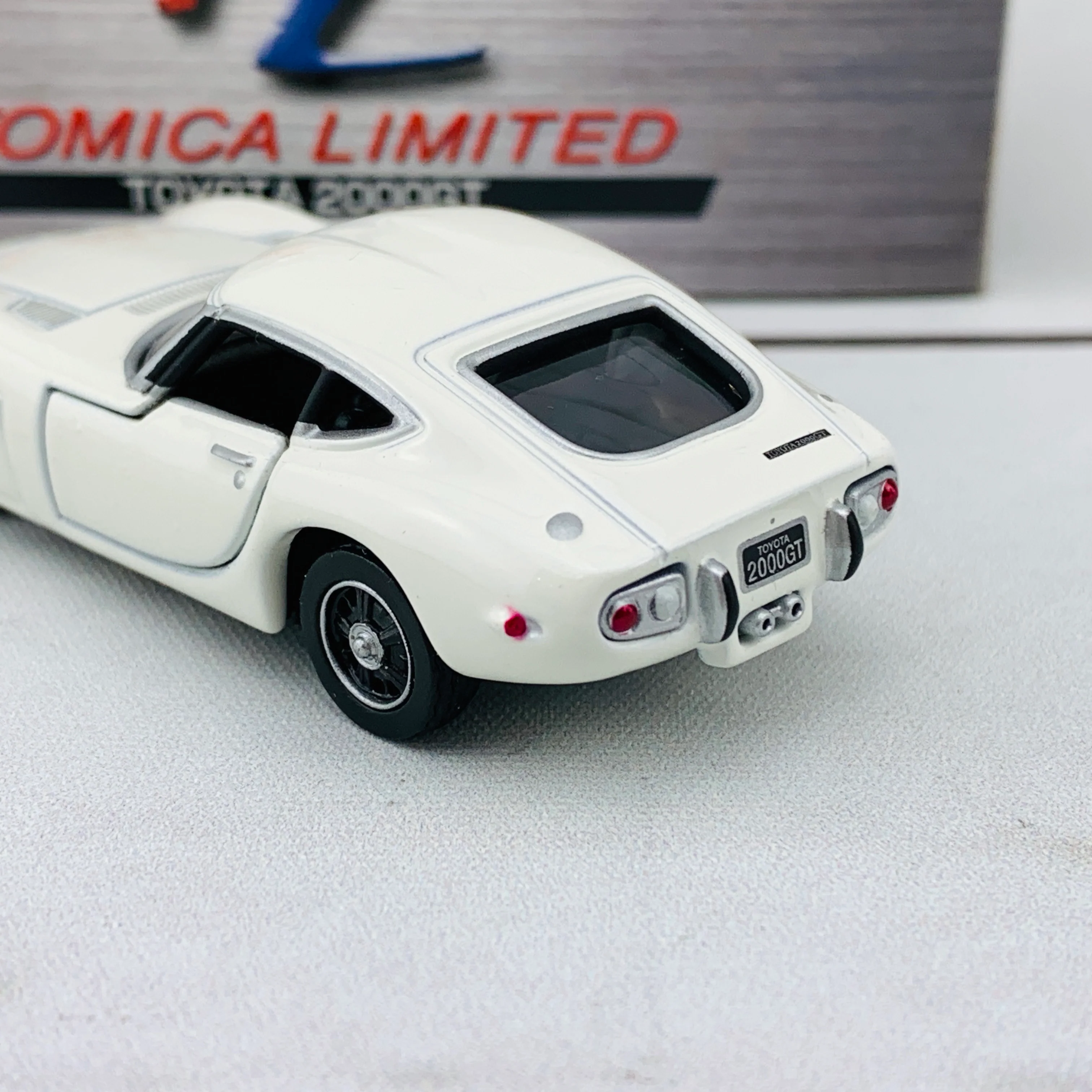 Tomica Limited 0021 Toyota 2000GT White - Image 4