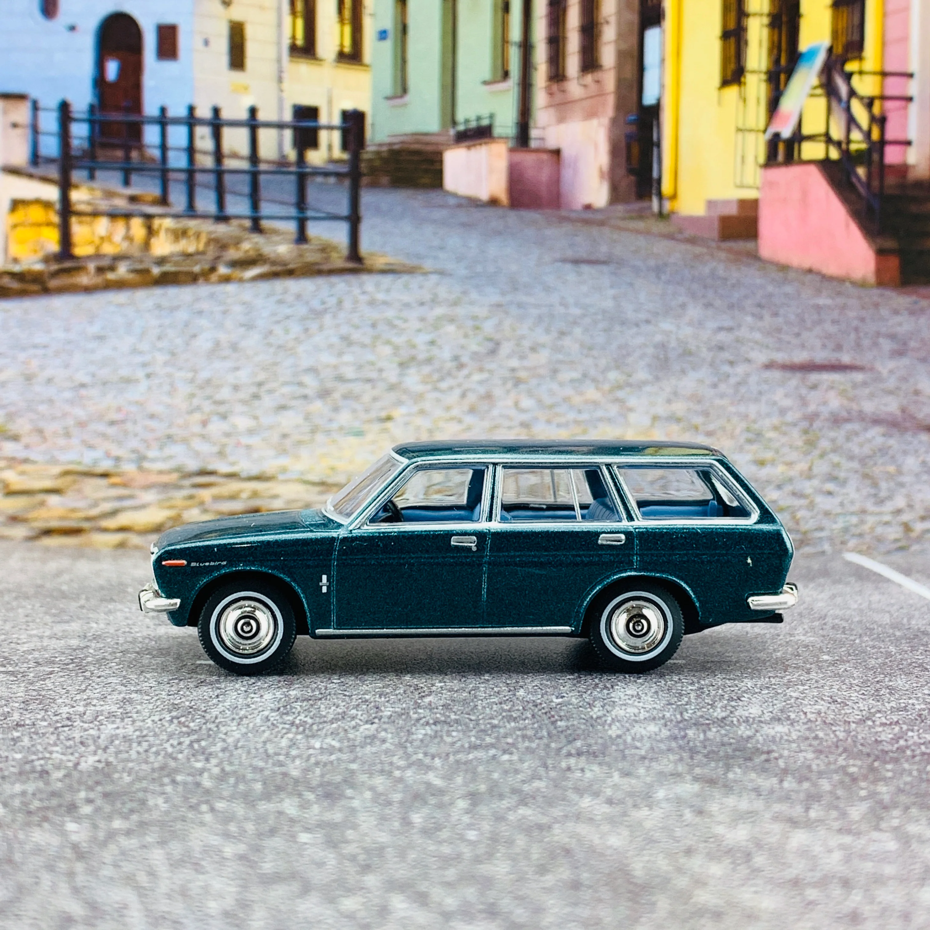 Tomica Limited Vintage 1/64 Datsun Bluebird Estate Wagon LV-81c - Image 2