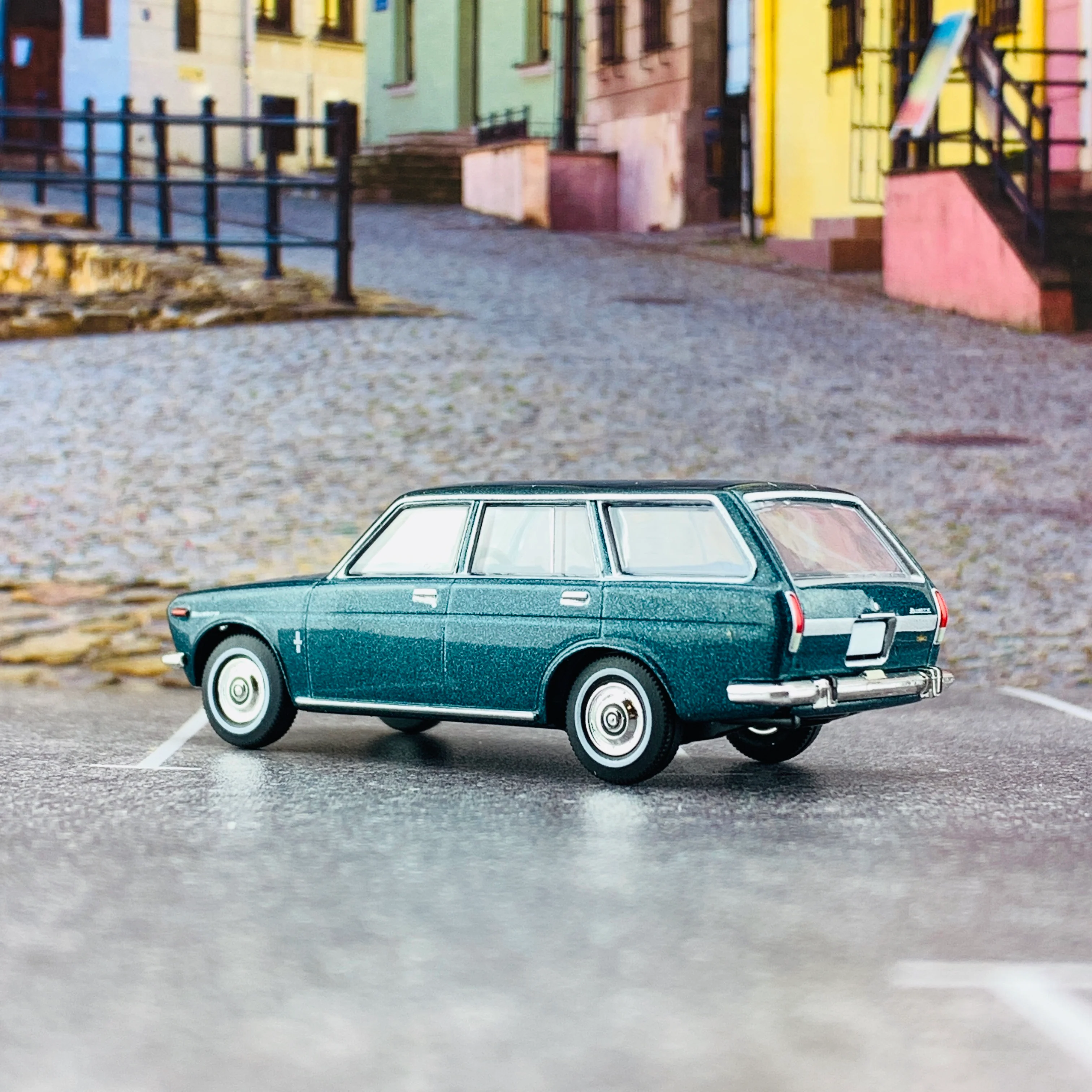 Tomica Limited Vintage 1/64 Datsun Bluebird Estate Wagon LV-81c - Image 3