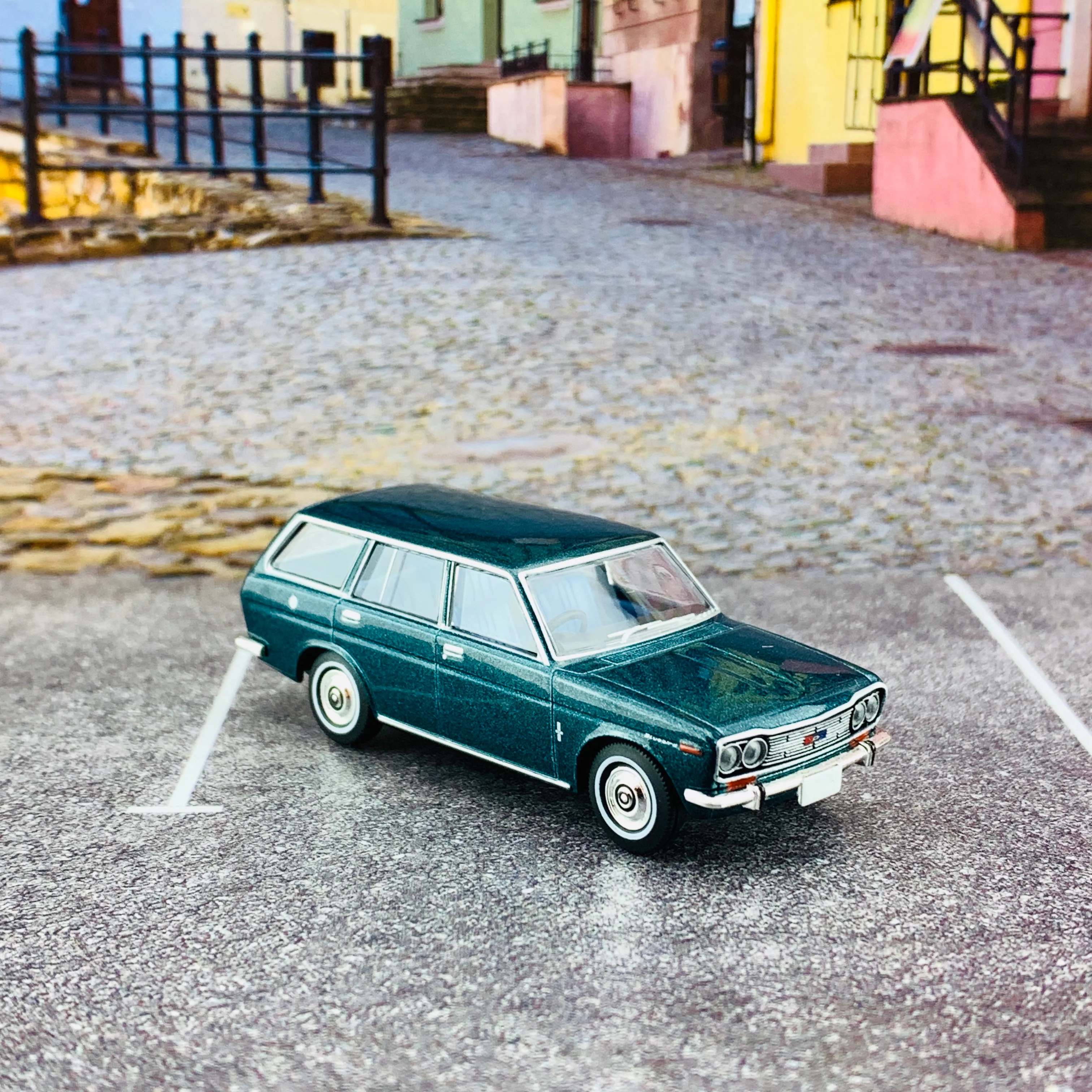 Tomica Limited Vintage 1/64 Datsun Bluebird Estate Wagon LV-81c - Image 4