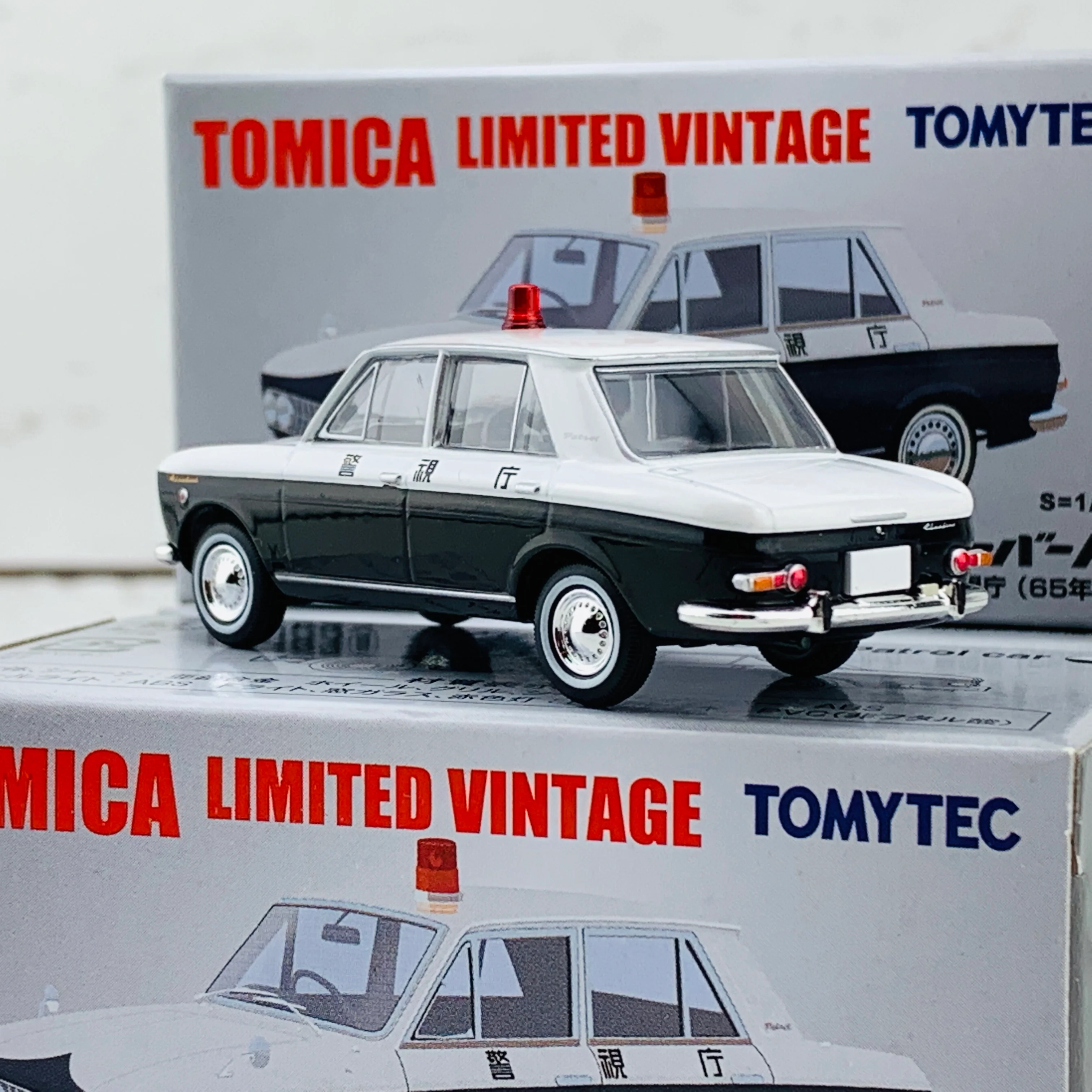 Tomica Limited Vintage 1/64 Datsun Bluebird Patrol Car (1965) LV-183a - Image 3