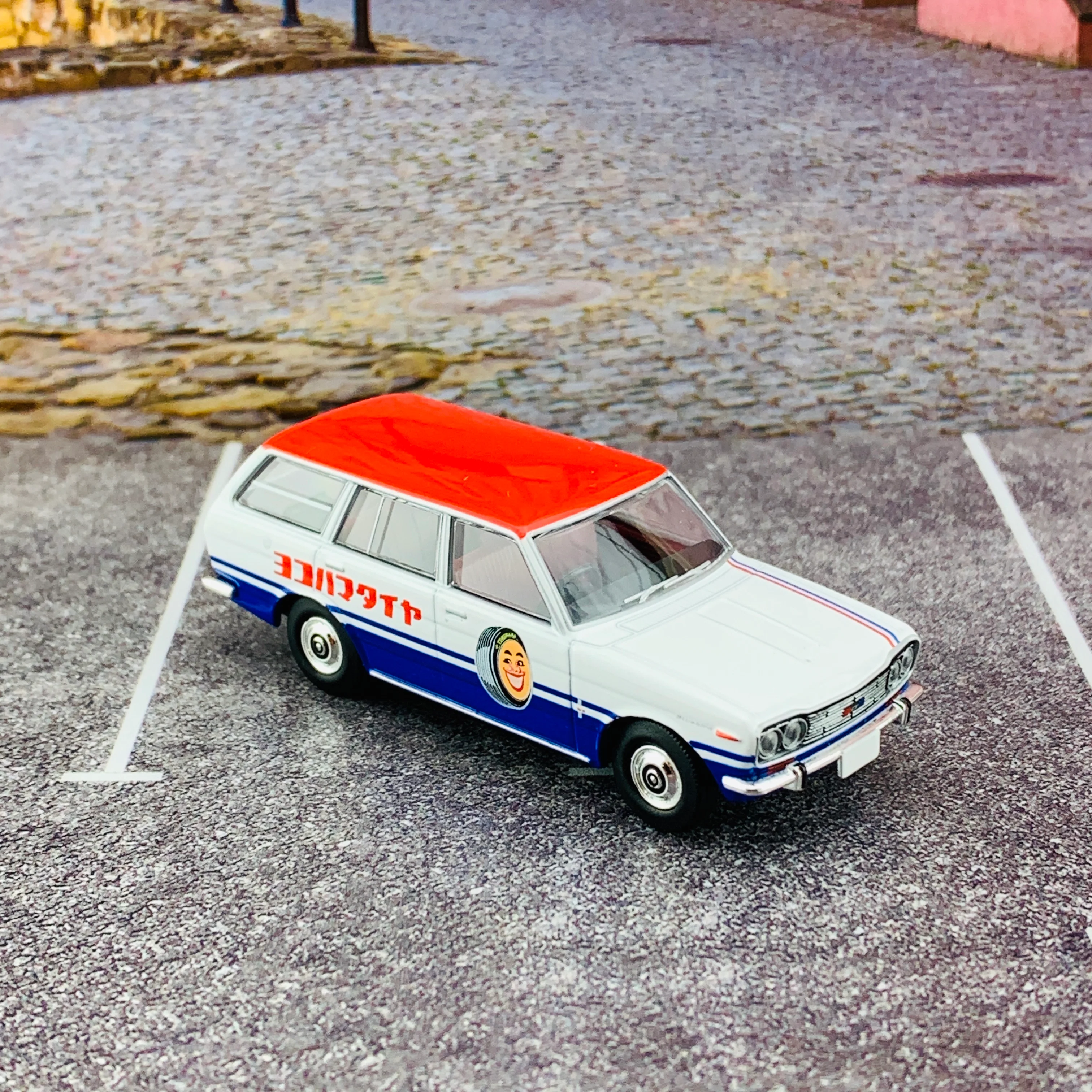 Tomica Limited Vintage 1/64 Datsun Bluebird Van Yokohama Tire LV-81d - Image 5