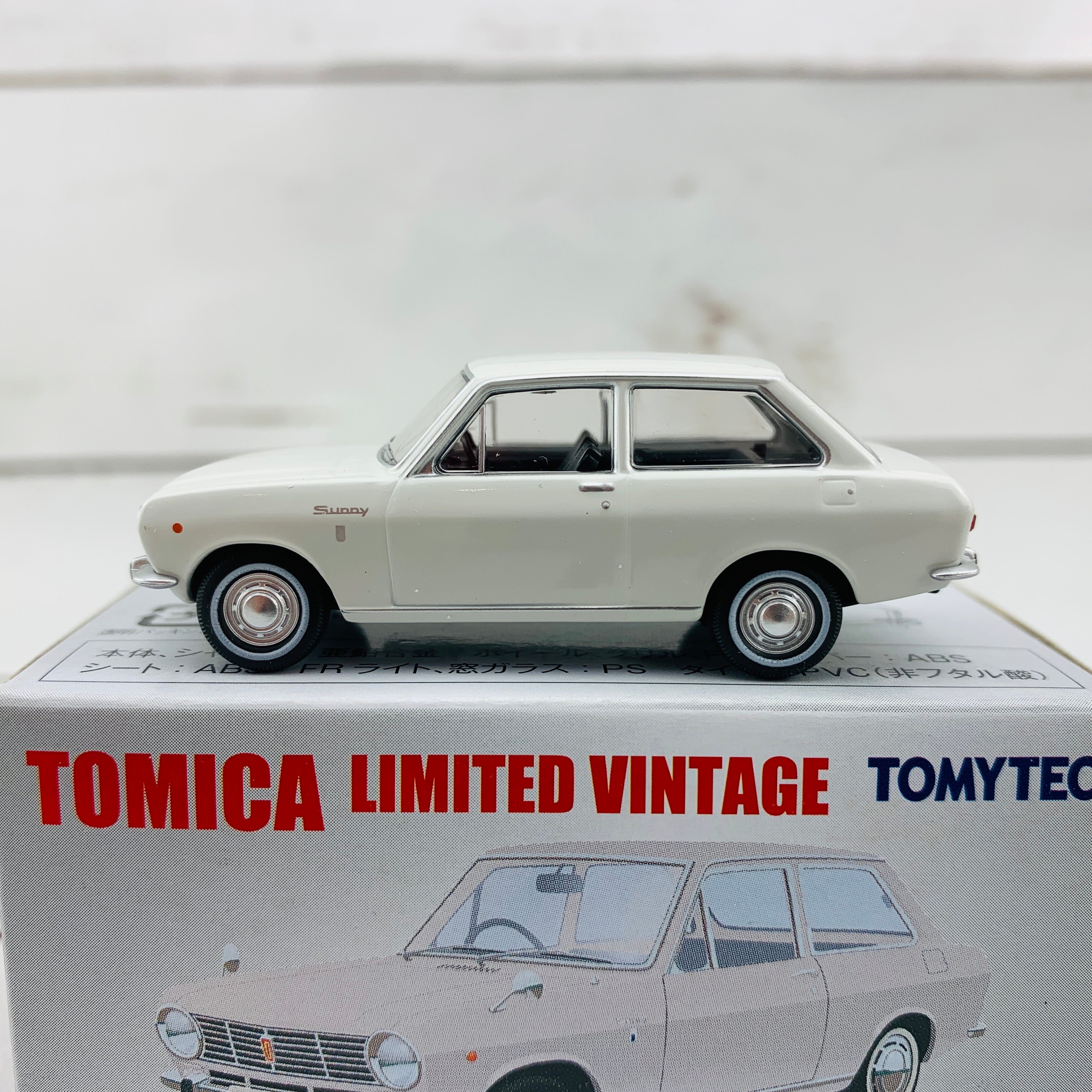 Tomica Limited Vintage 1/64 Datsun Sunny 1000 DX WHITE (1966) LV-83c - Image 2
