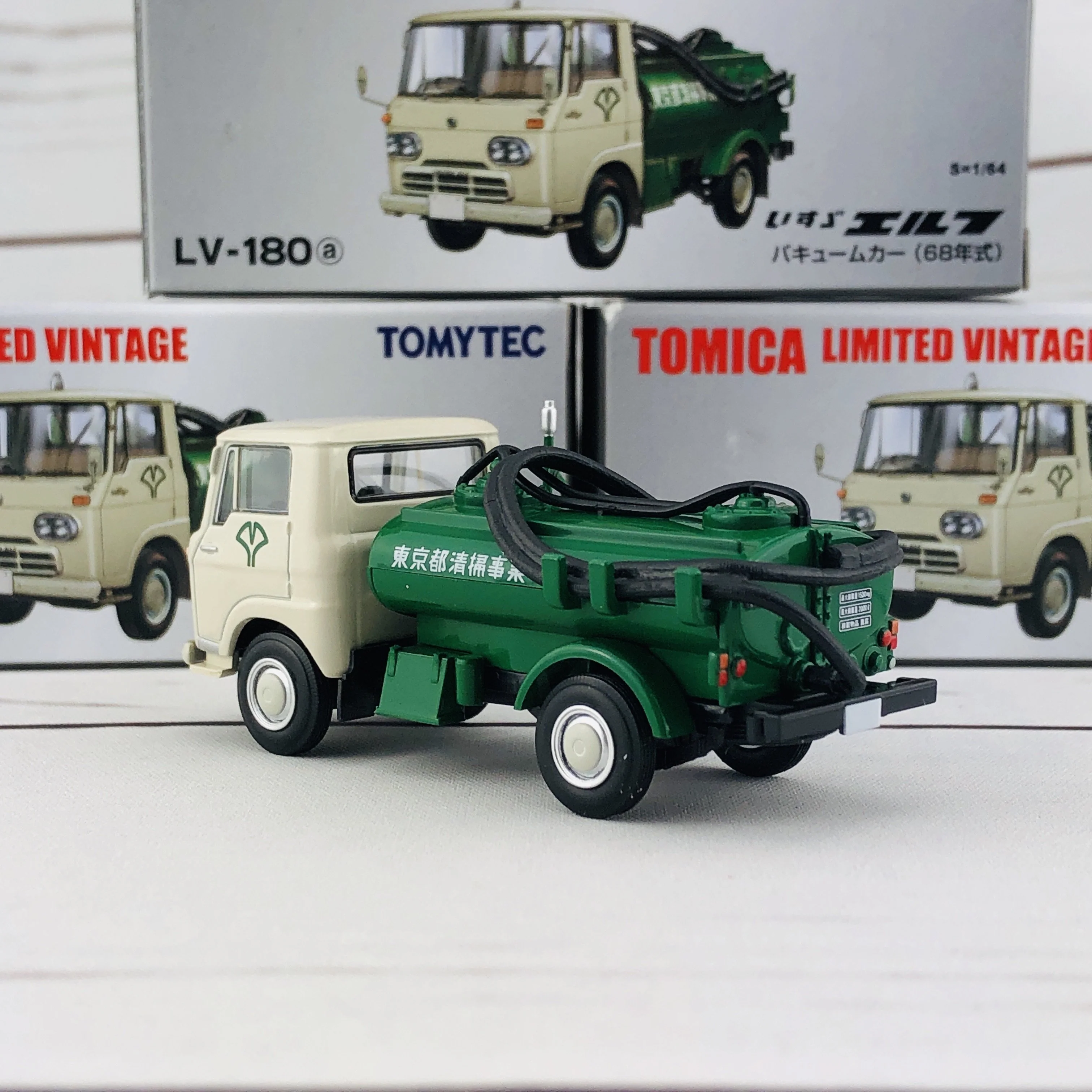 Tomica Limited Vintage 1/64 Isuzu ELF Vacuum Car (1968) LV-180a - Image 4