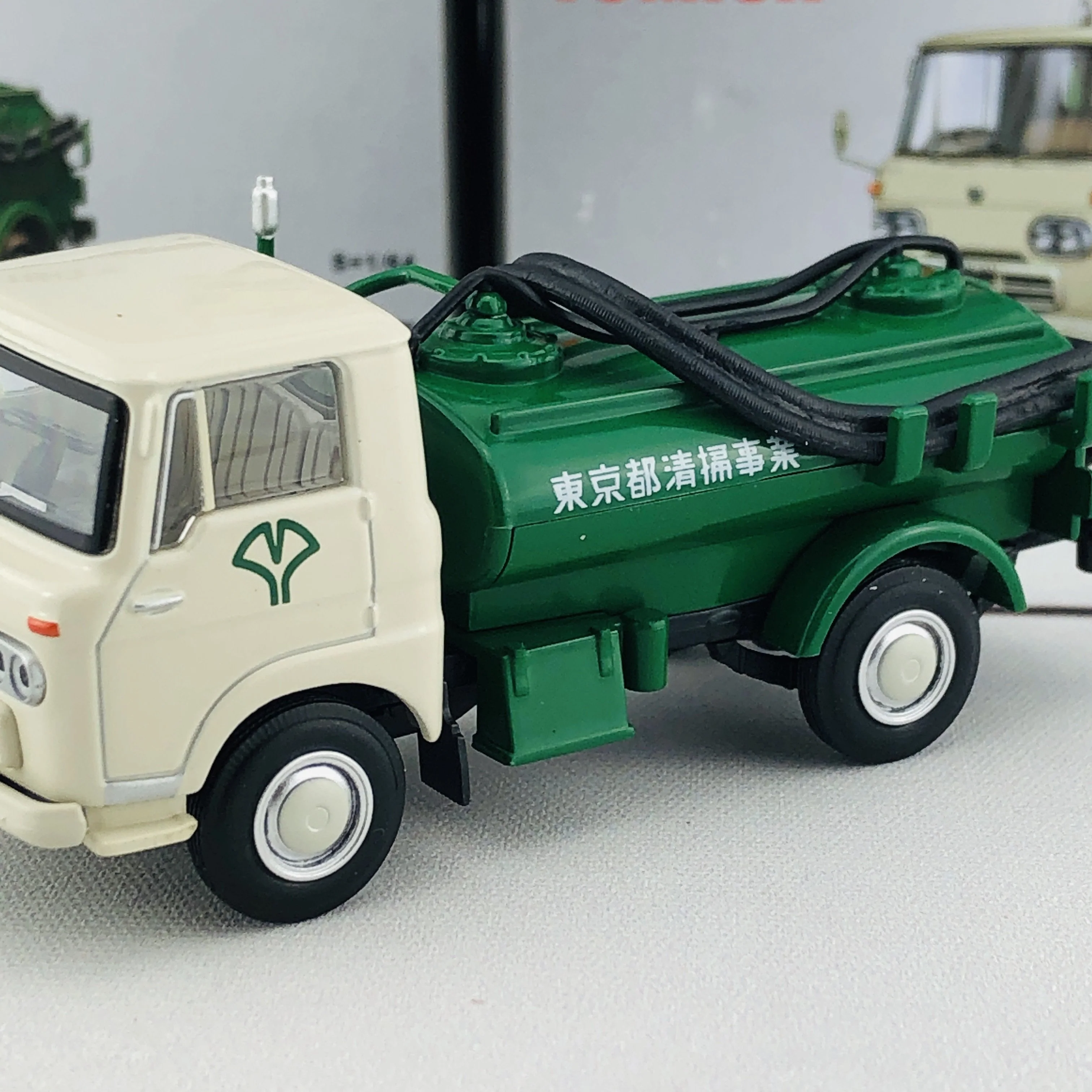 Tomica Limited Vintage 1/64 Isuzu ELF Vacuum Car (1968) LV-180a - Image 5