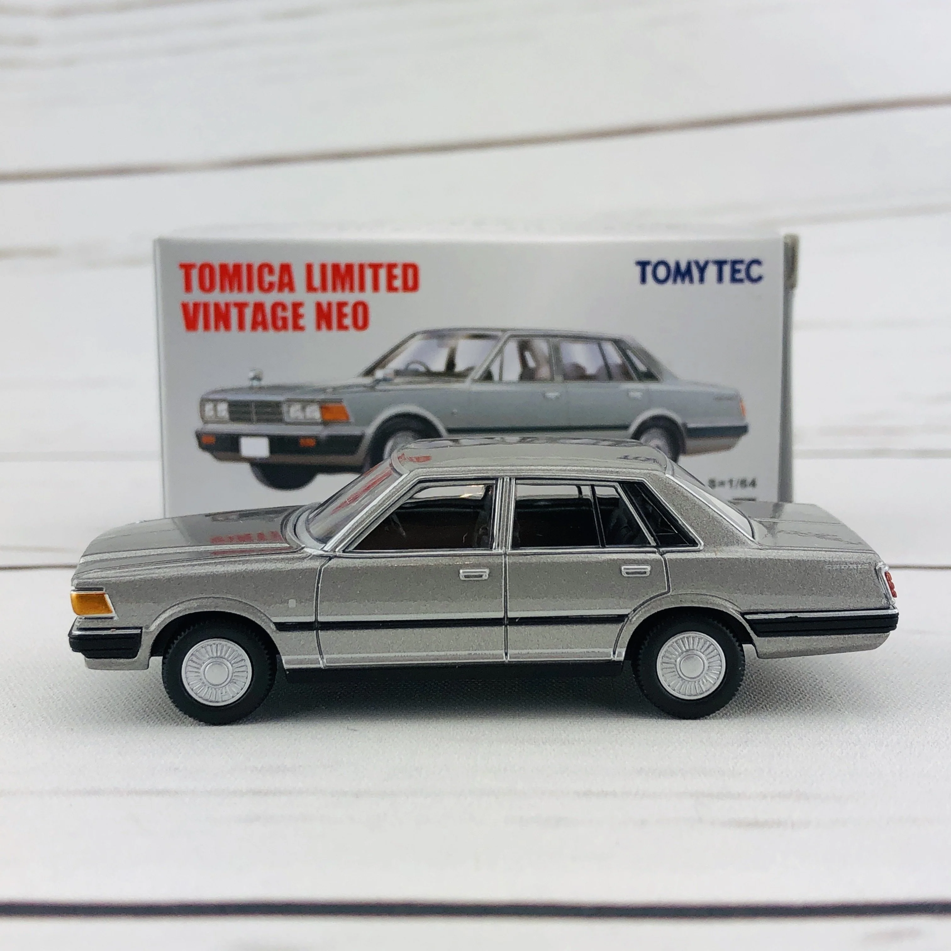 Tomica Limited Vintage 1/64 Nissan Cedric 200E Turbo (1981) LV-N112b - Image 2