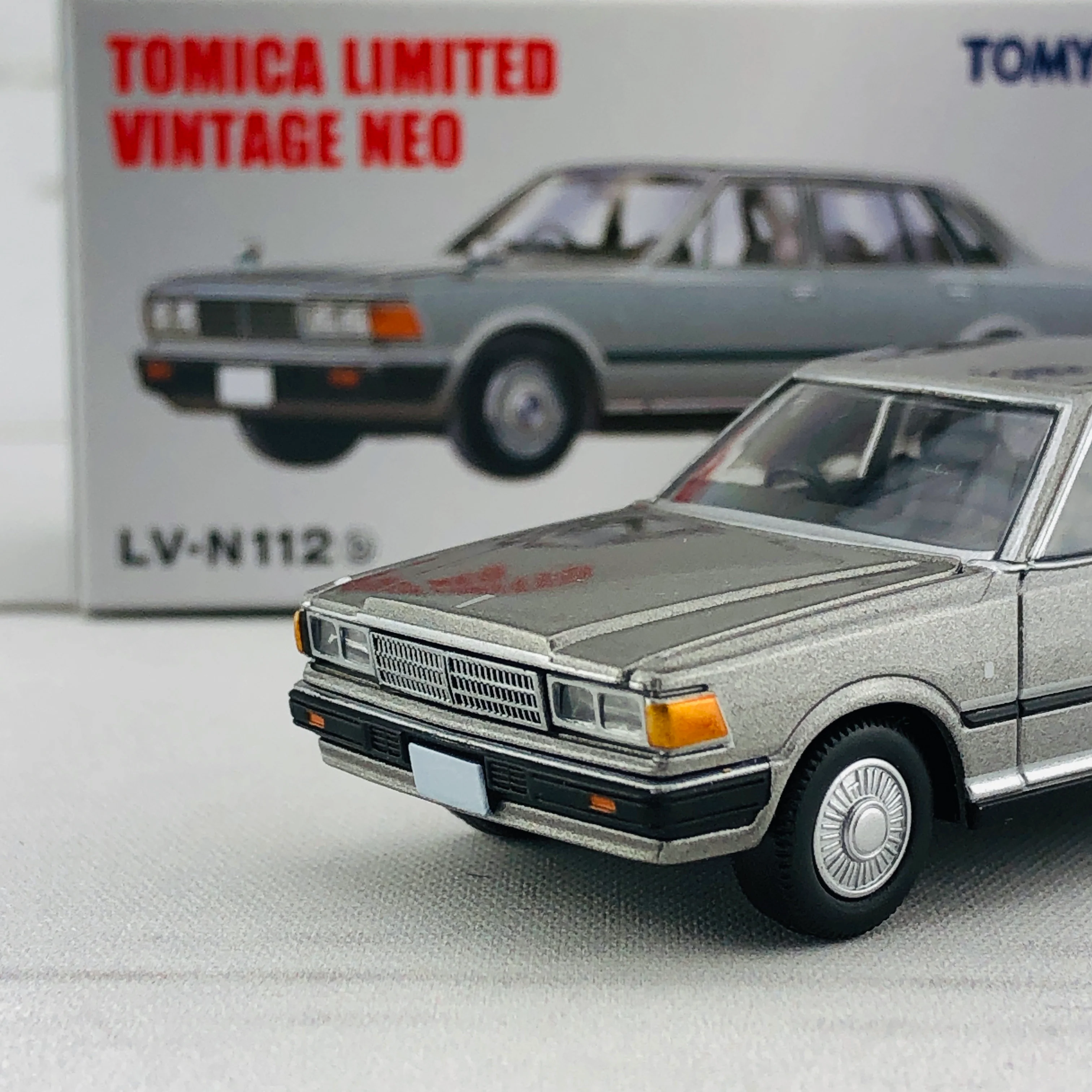 Tomica Limited Vintage 1/64 Nissan Cedric 200E Turbo (1981) LV-N112b - Image 3