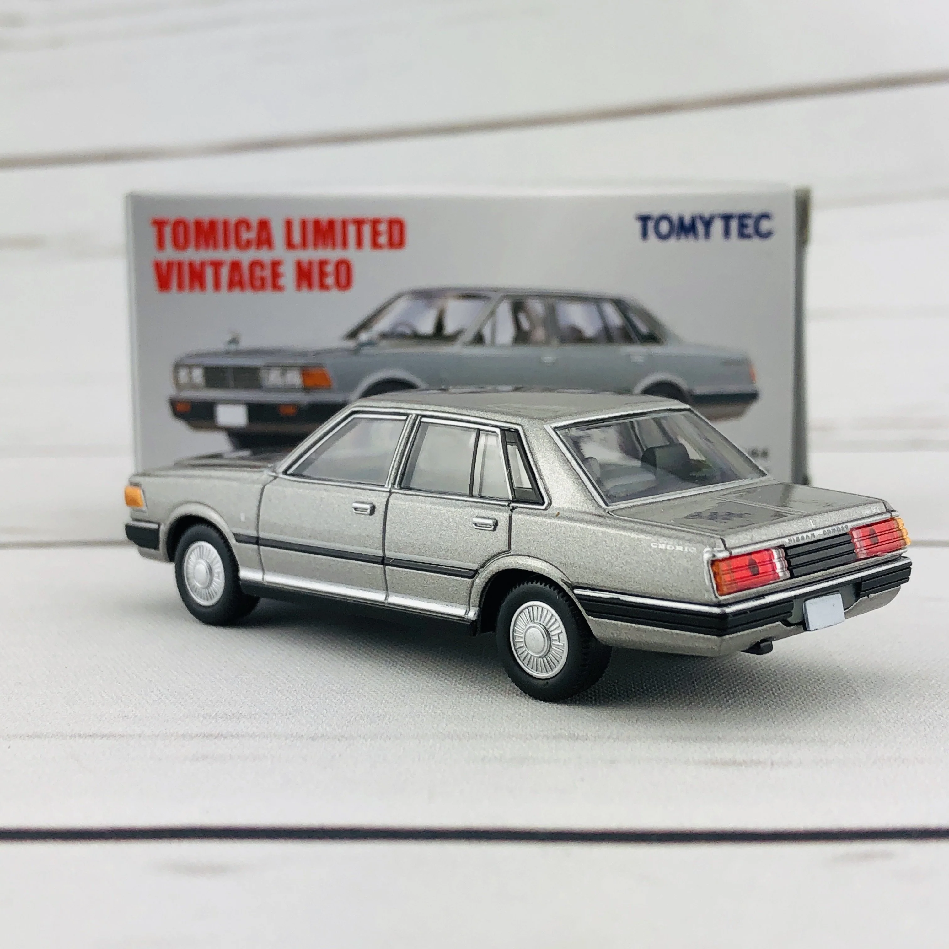 Tomica Limited Vintage 1/64 Nissan Cedric 200E Turbo (1981) LV-N112b - Image 4