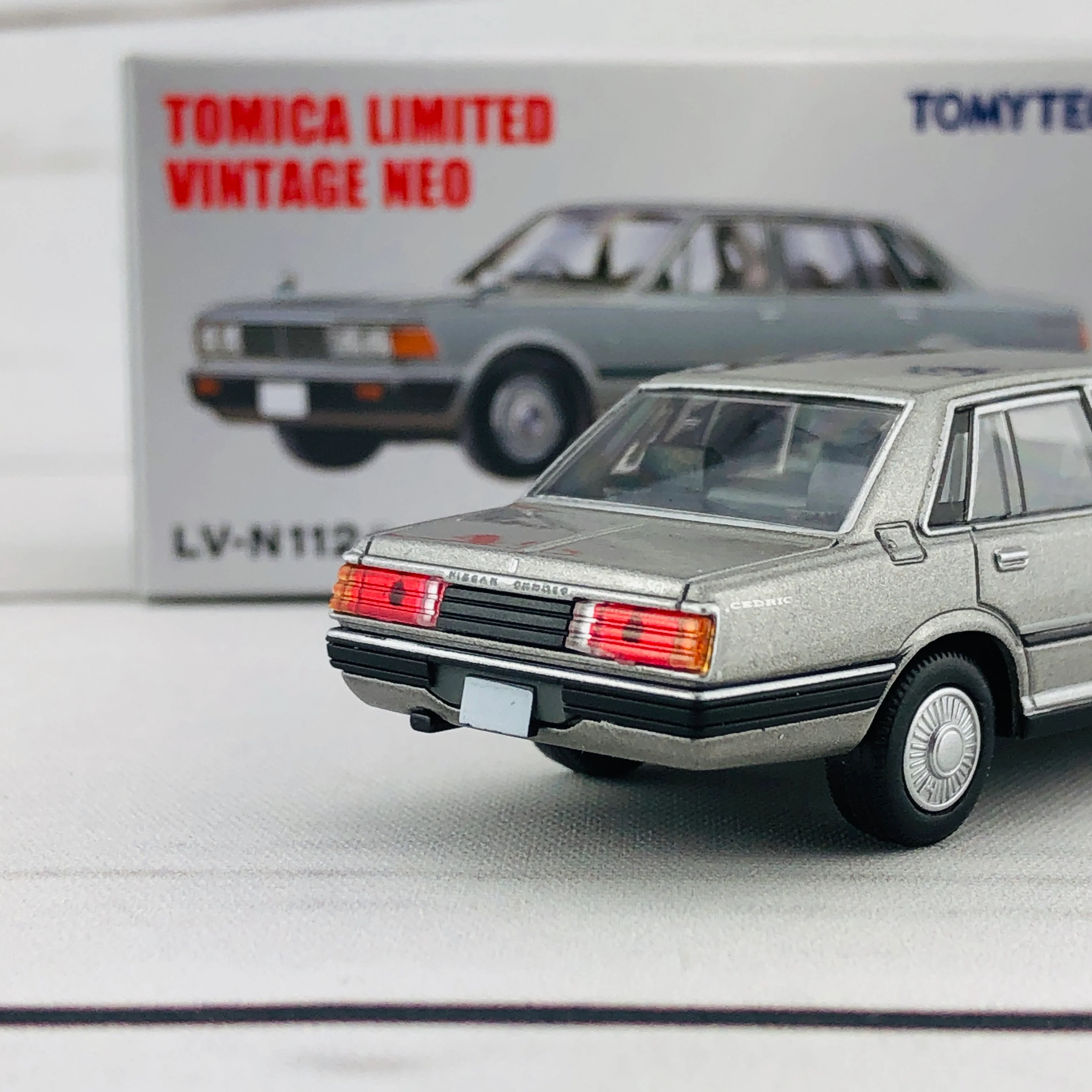 Tomica Limited Vintage 1/64 Nissan Cedric 200E Turbo (1981) LV-N112b - Image 5