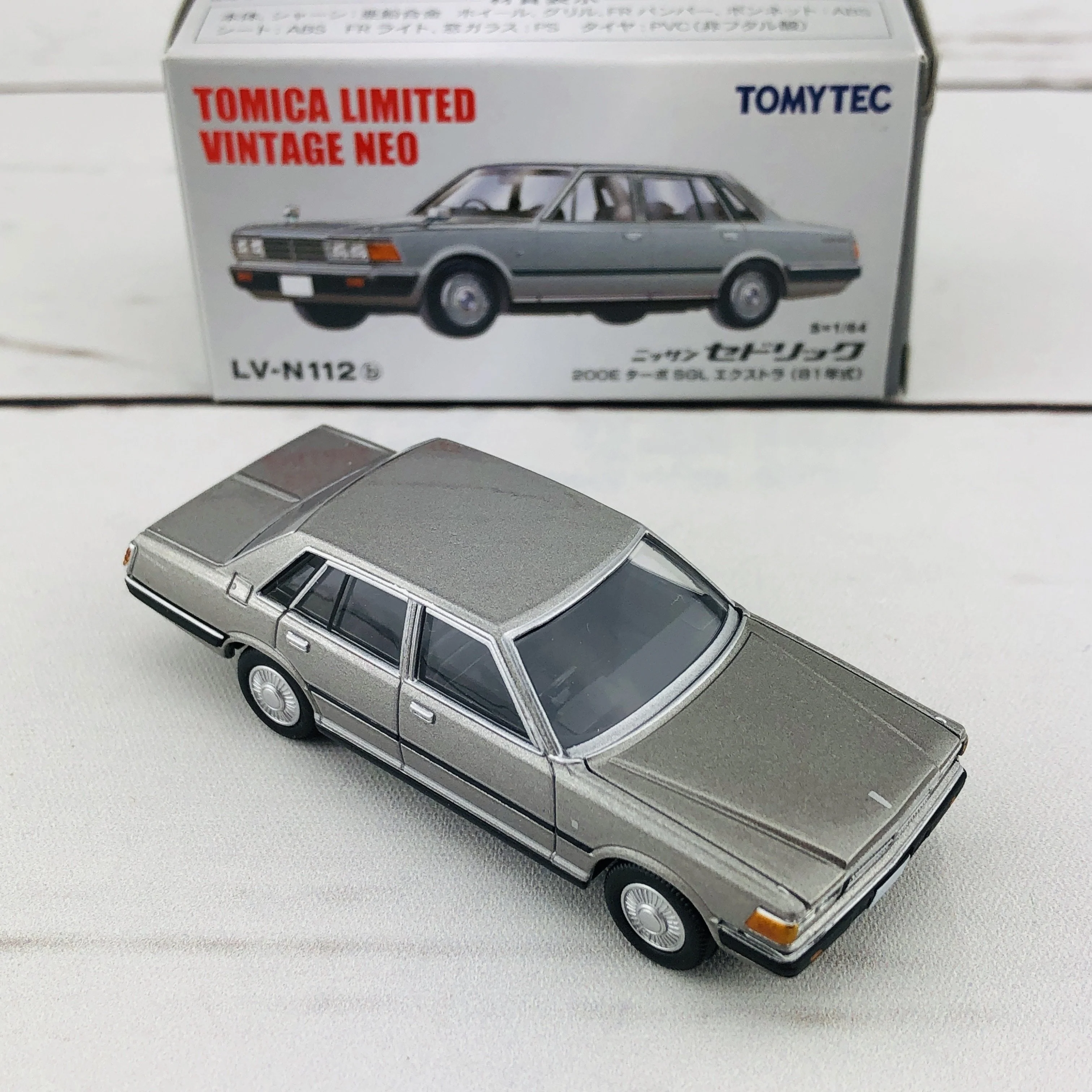 Tomica Limited Vintage 1/64 Nissan Cedric 200E Turbo (1981) LV-N112b - Image 6