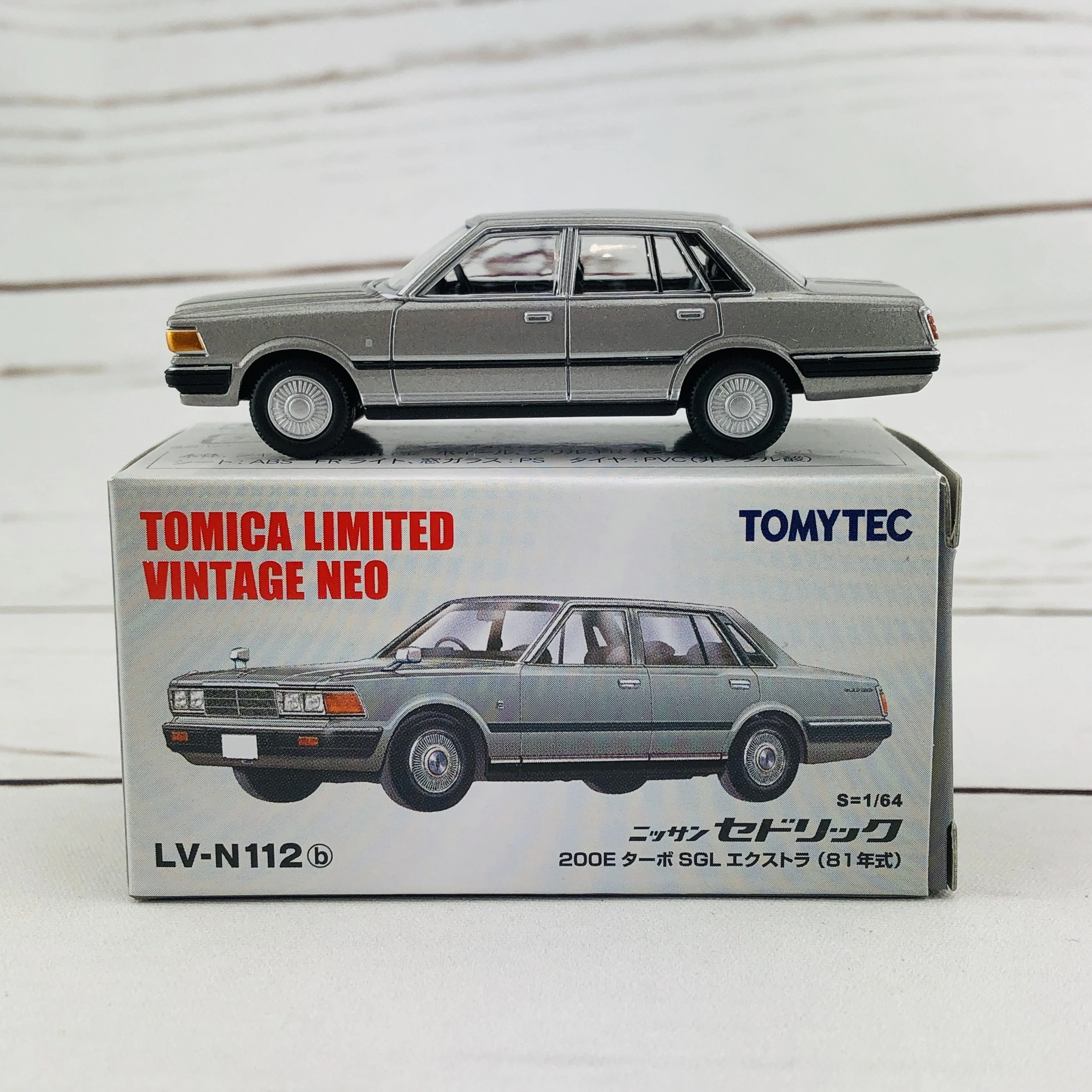 Tomica Limited Vintage 1/64 Nissan Cedric 200E Turbo (1981) LV-N112b - Image 7