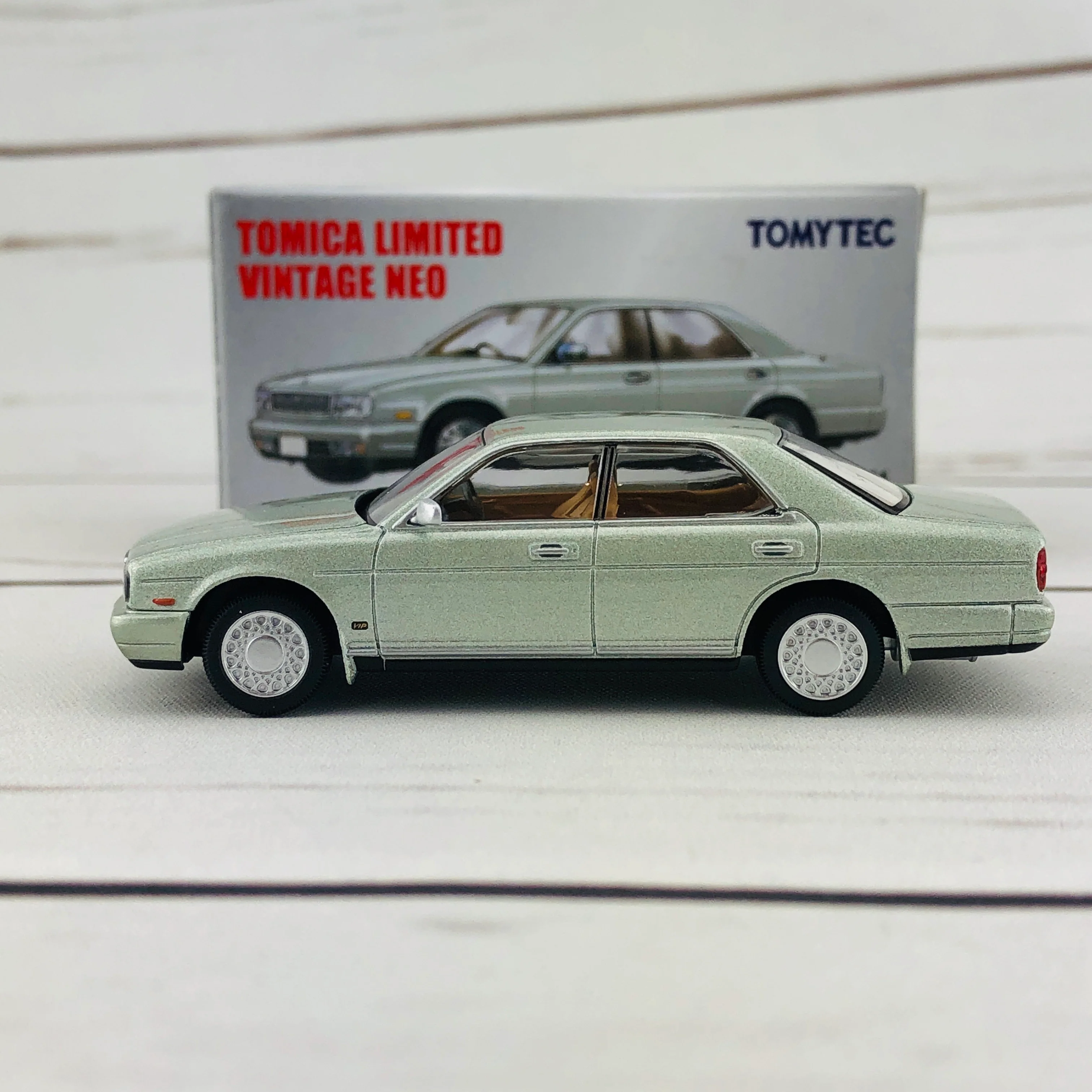 Tomica Limited Vintage 1/64 Nissan Cedric Brougham VIP LV-N181b - Image 2