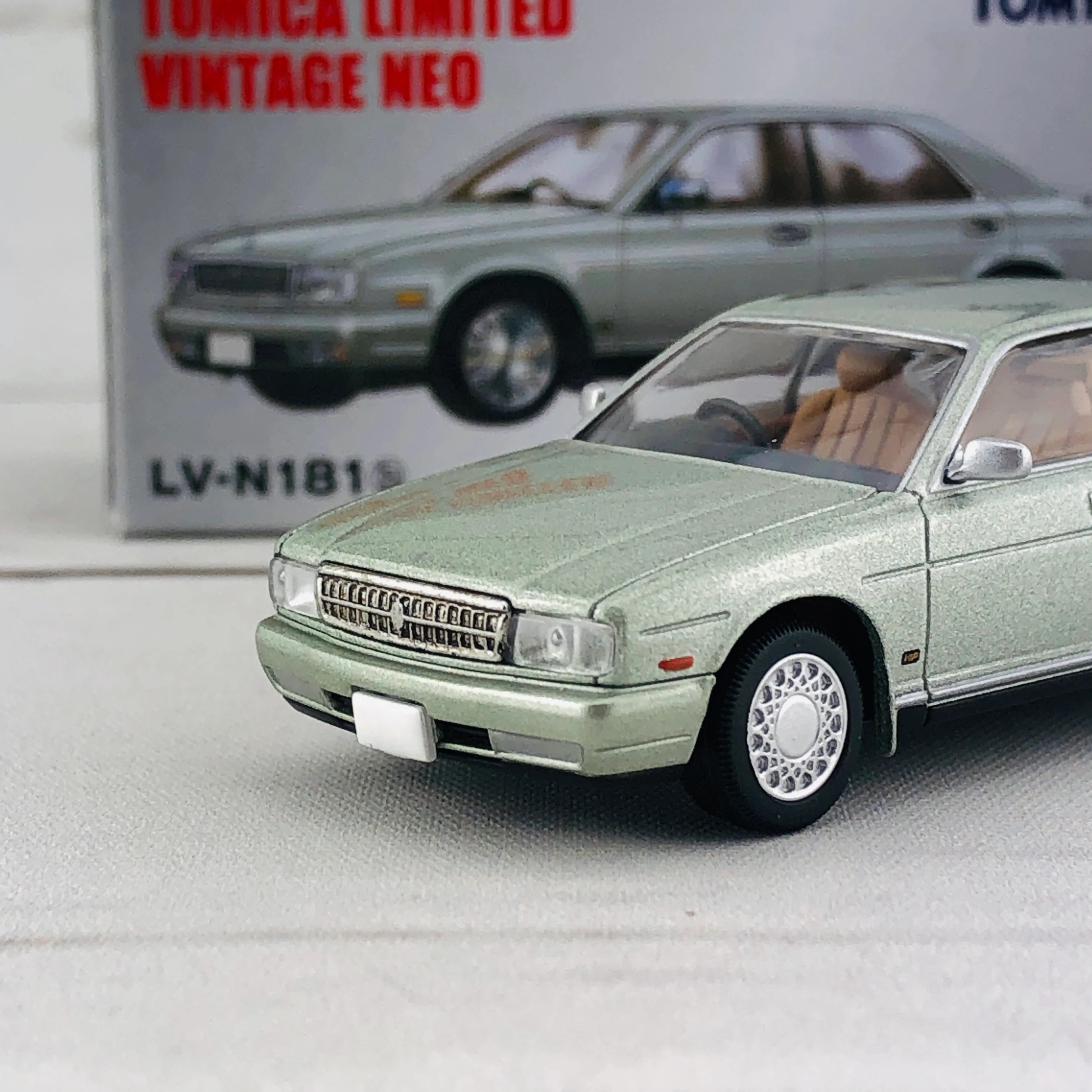 Tomica Limited Vintage 1/64 Nissan Cedric Brougham VIP LV-N181b - Image 3