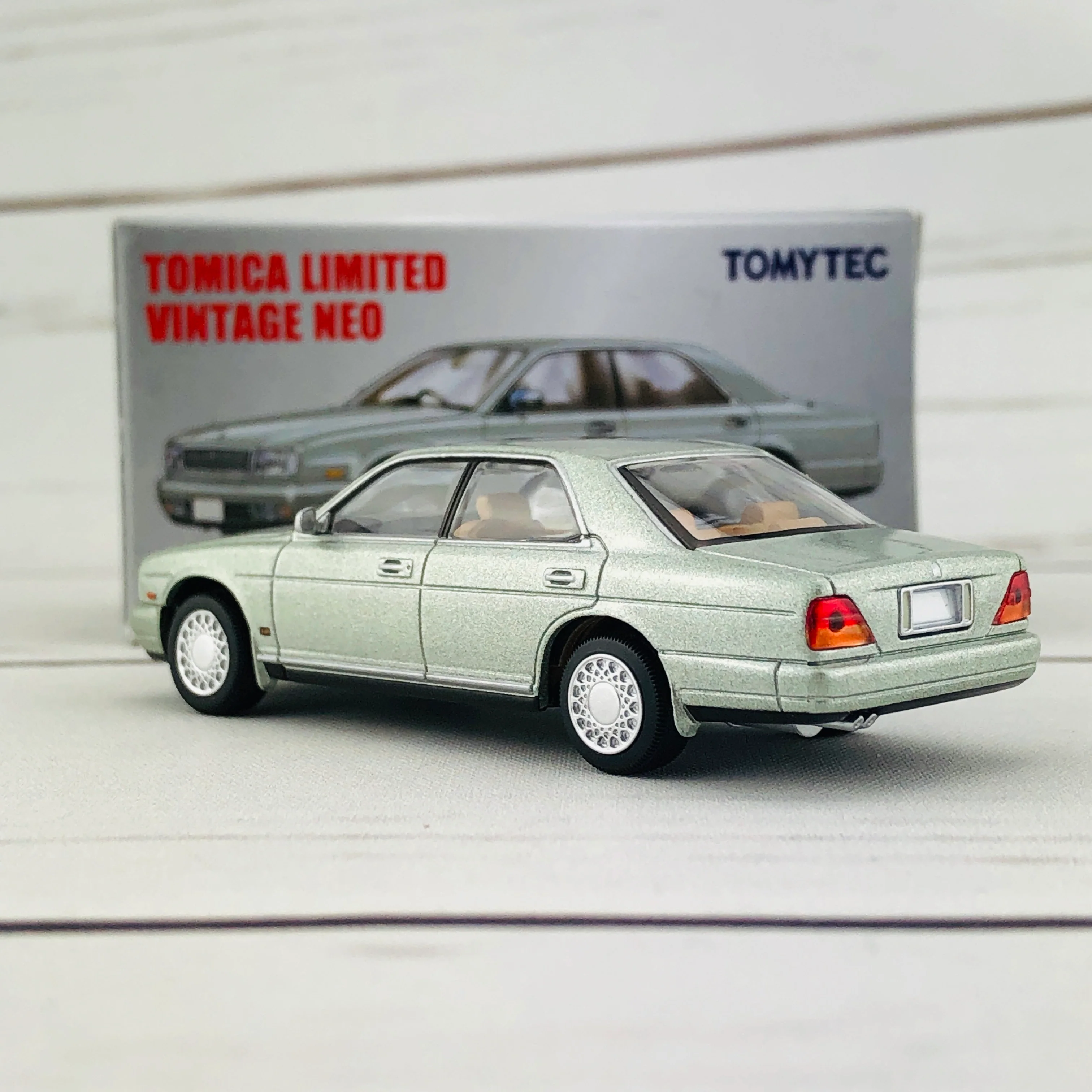 Tomica Limited Vintage 1/64 Nissan Cedric Brougham VIP LV-N181b - Image 4