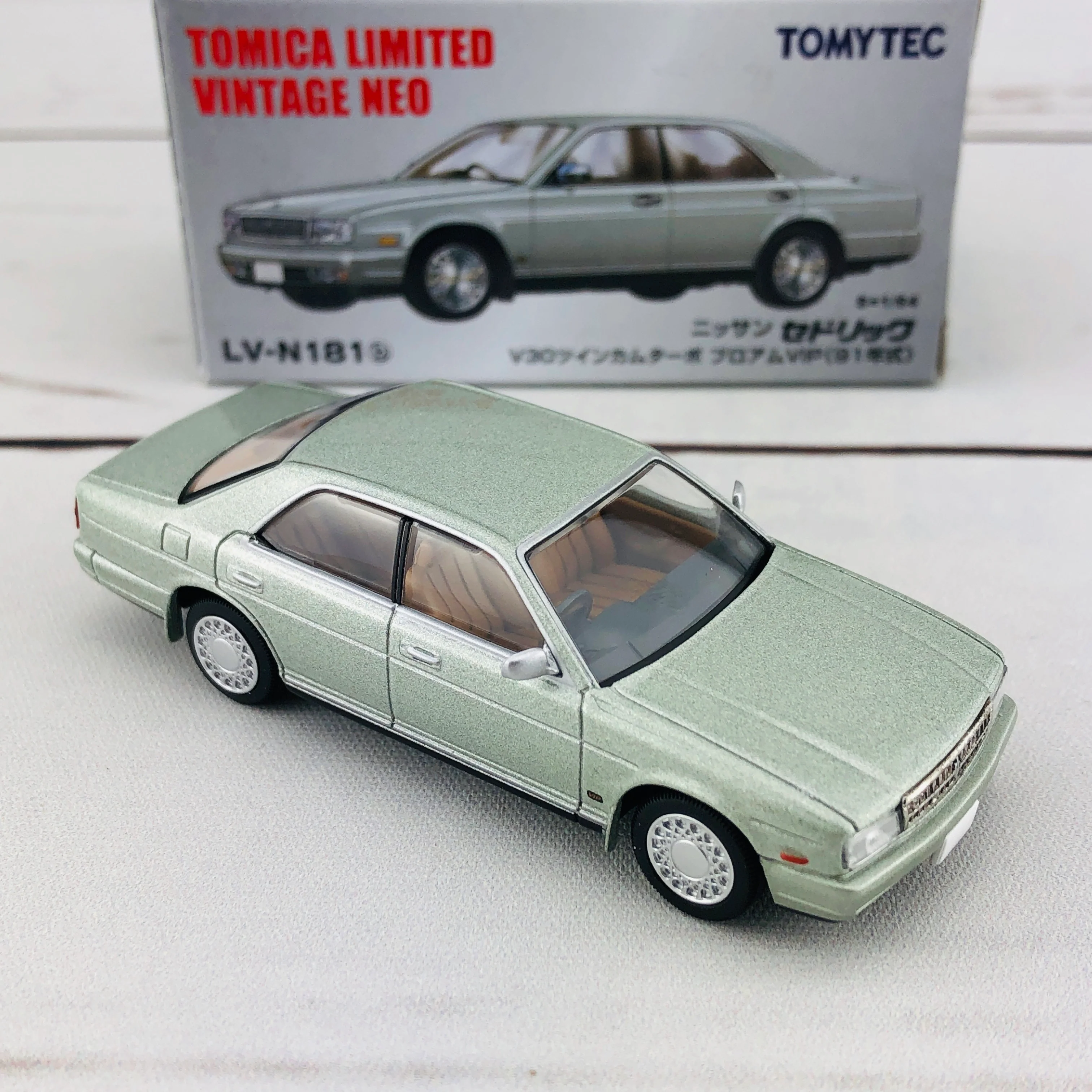 Tomica Limited Vintage 1/64 Nissan Cedric Brougham VIP LV-N181b - Image 5