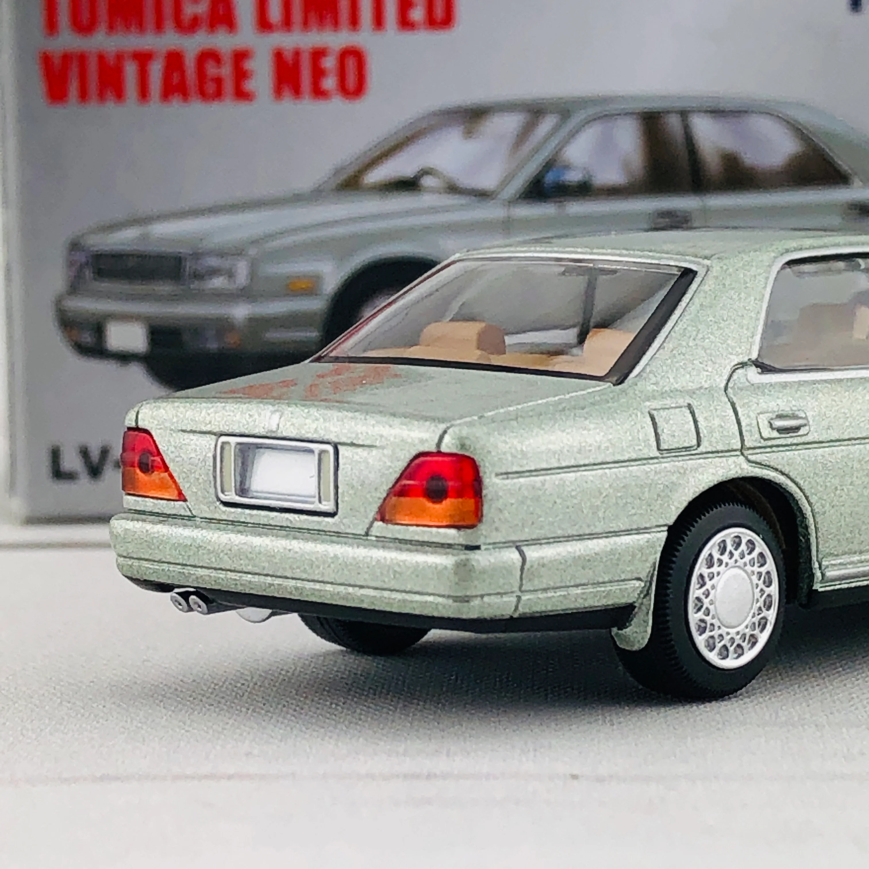 Tomica Limited Vintage 1/64 Nissan Cedric Brougham VIP LV-N181b - Image 6