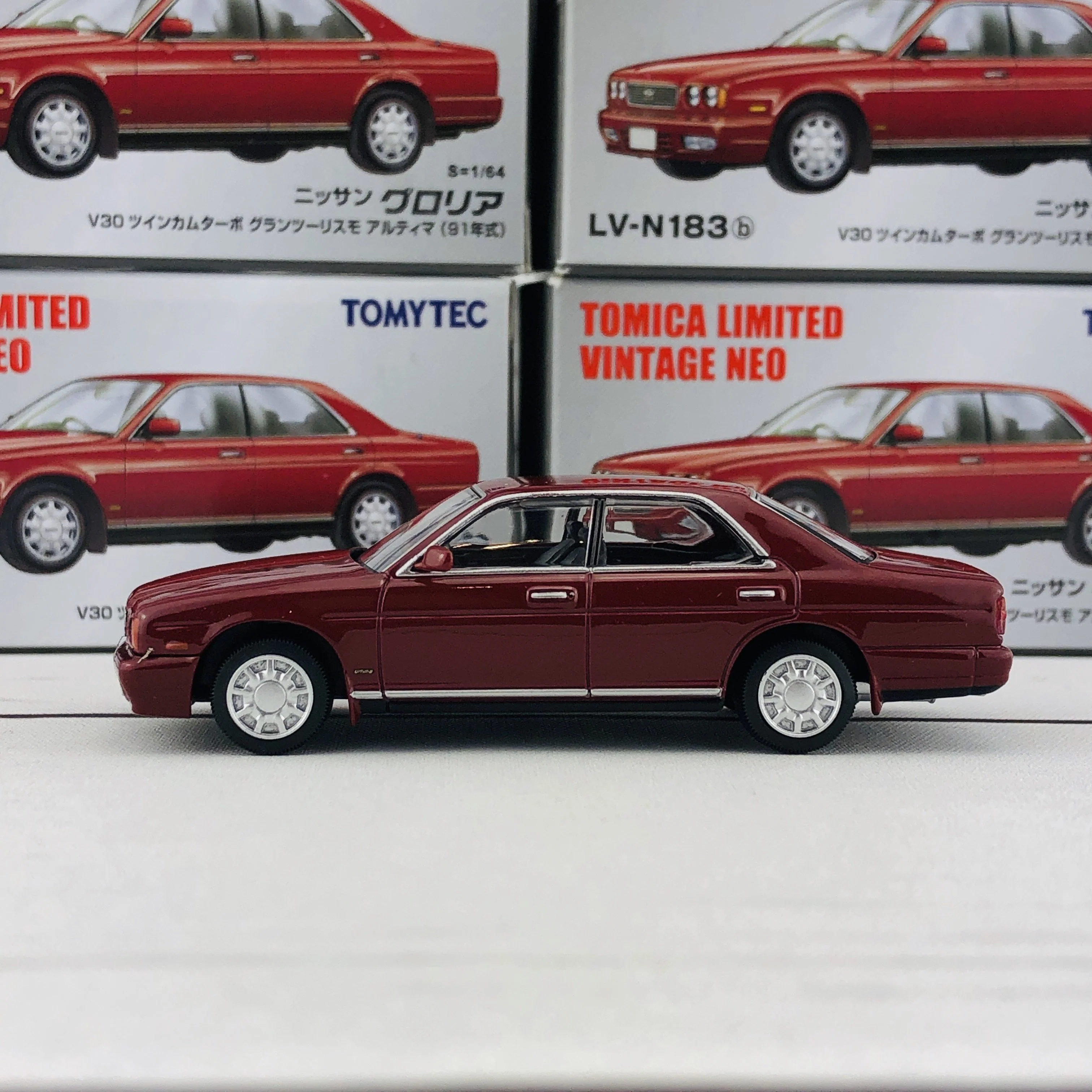 Tomica Limited Vintage 1/64 Nissan Gloria Gran Turismo Ultima (1991) LV-N183b - Image 2