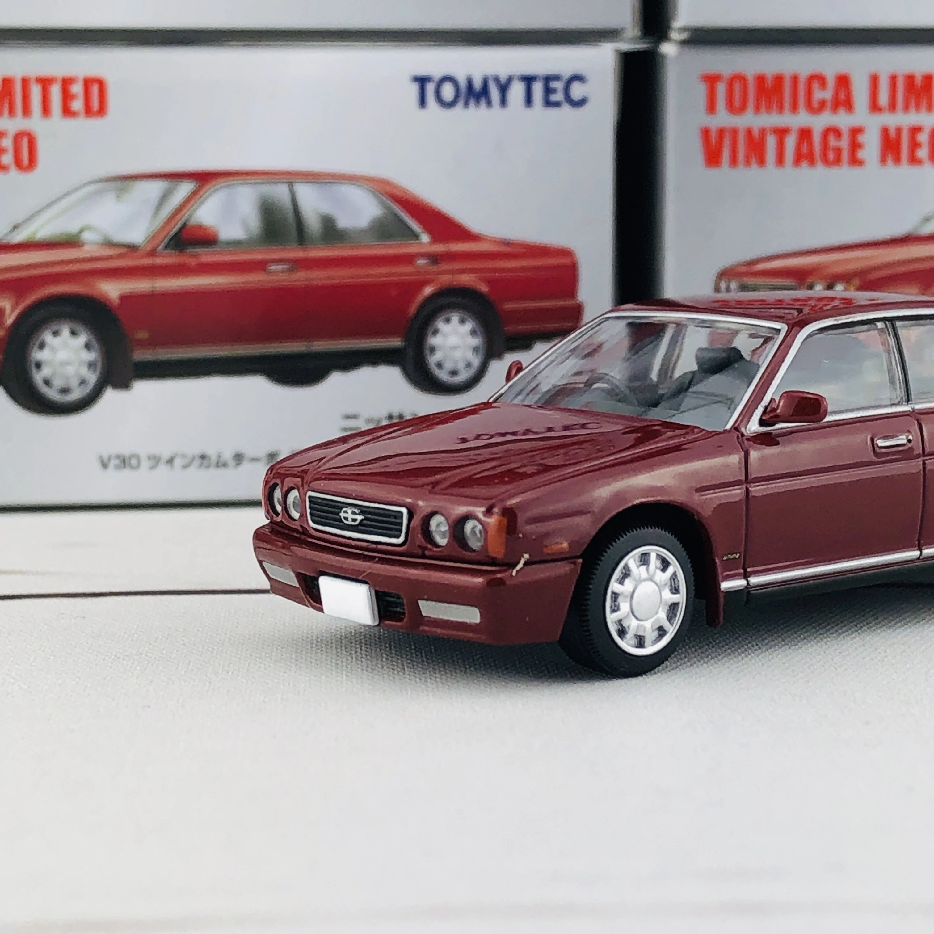 Tomica Limited Vintage 1/64 Nissan Gloria Gran Turismo Ultima (1991) LV-N183b - Image 3