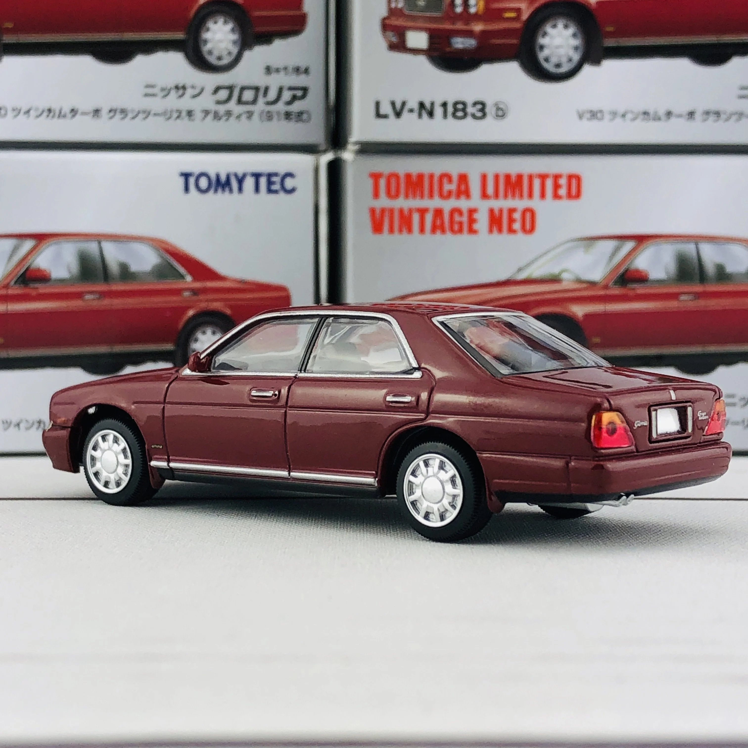 Tomica Limited Vintage 1/64 Nissan Gloria Gran Turismo Ultima (1991) LV-N183b - Image 4