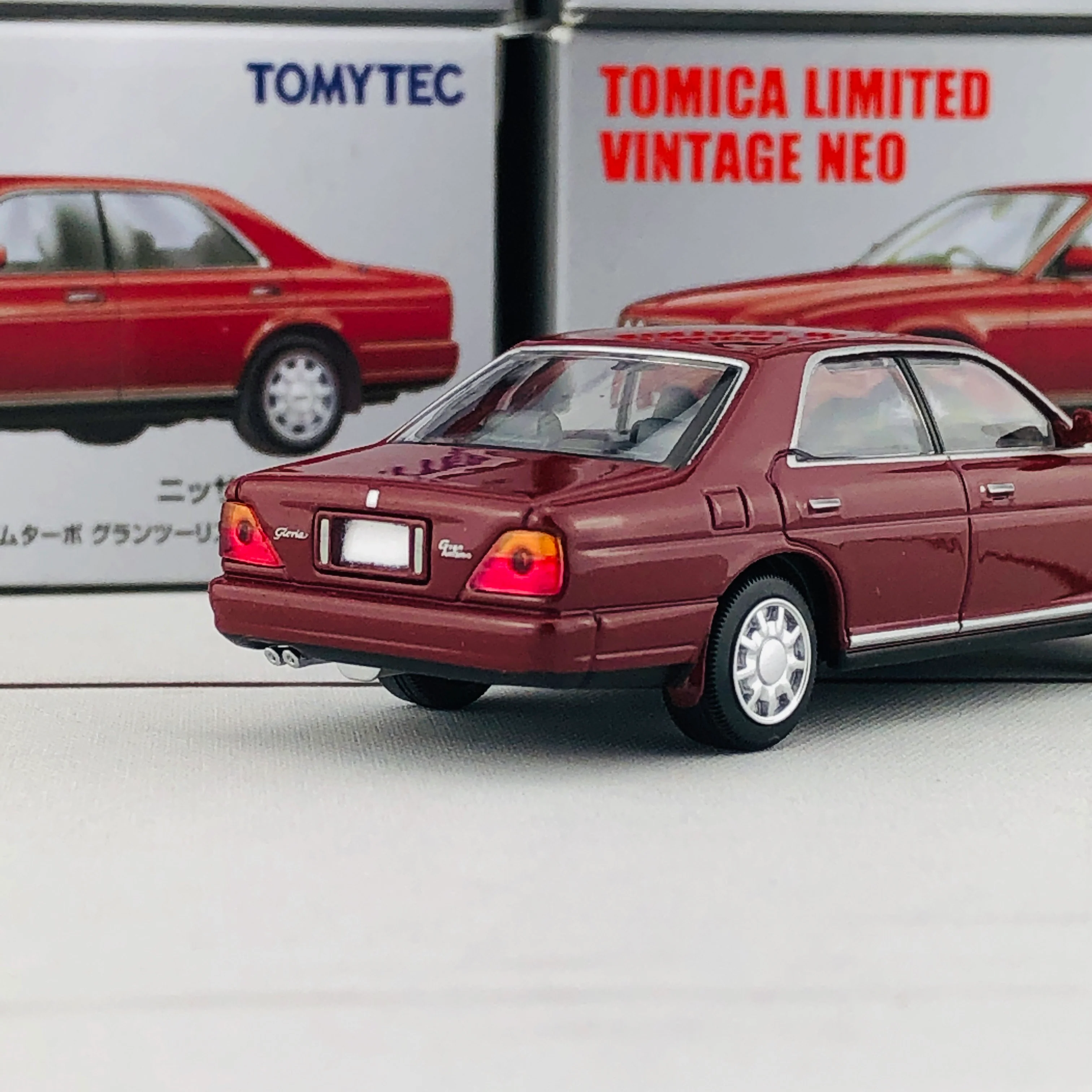 Tomica Limited Vintage 1/64 Nissan Gloria Gran Turismo Ultima (1991) LV-N183b - Image 5