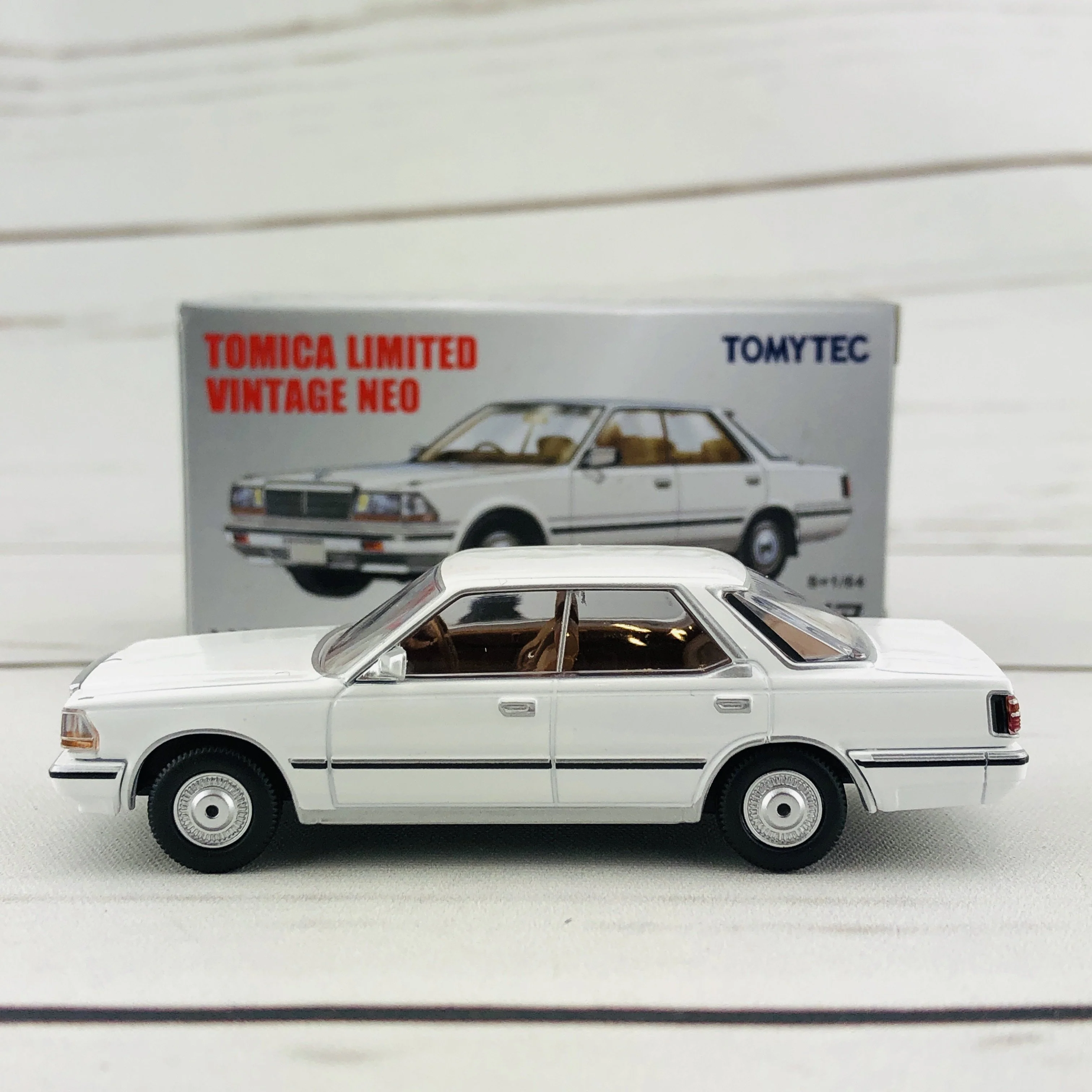 Tomica Limited Vintage 1/64 Nissan Gloria HT V20 Grandage White (1986) LV-N198a - Image 2