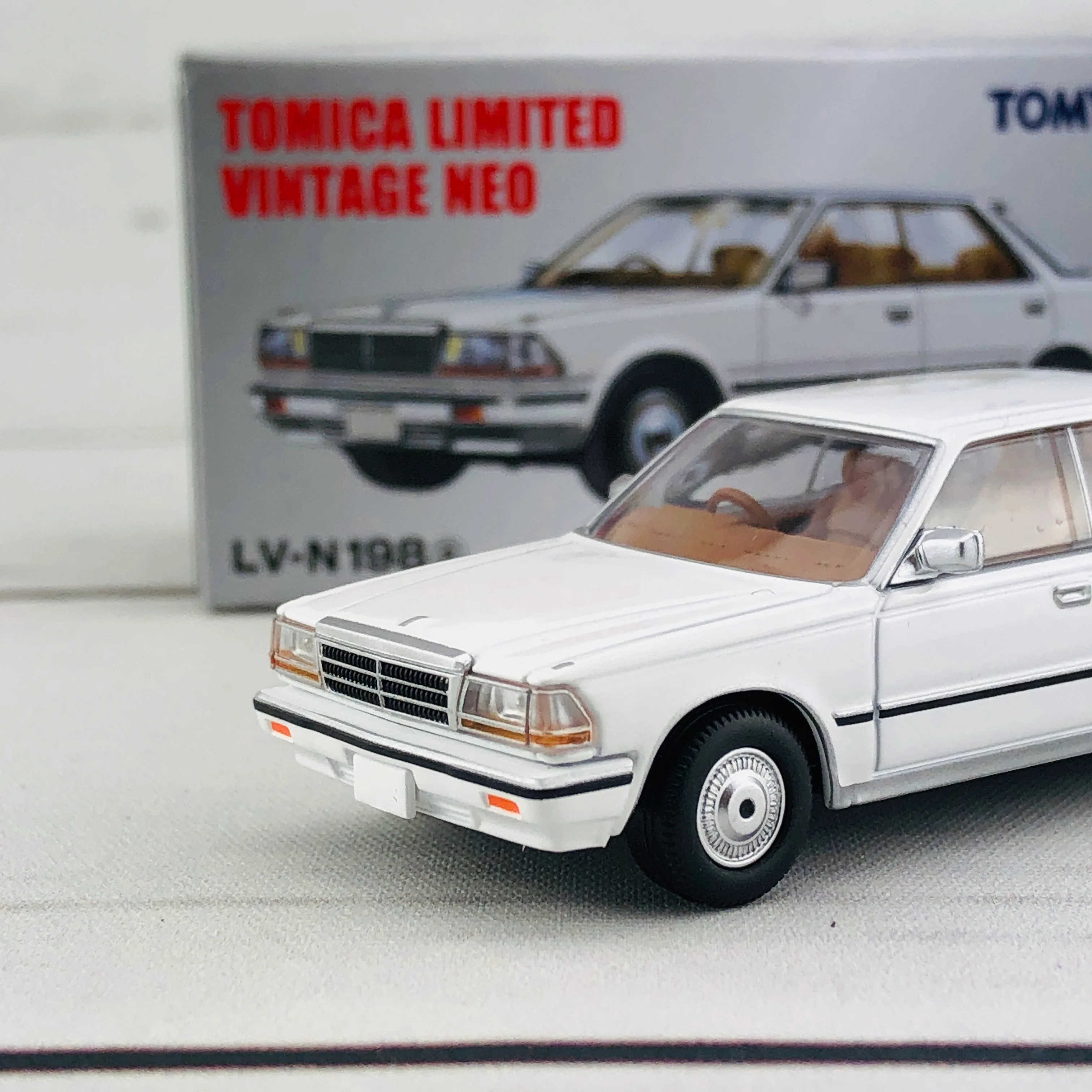 Tomica Limited Vintage 1/64 Nissan Gloria HT V20 Grandage White (1986) LV-N198a - Image 3