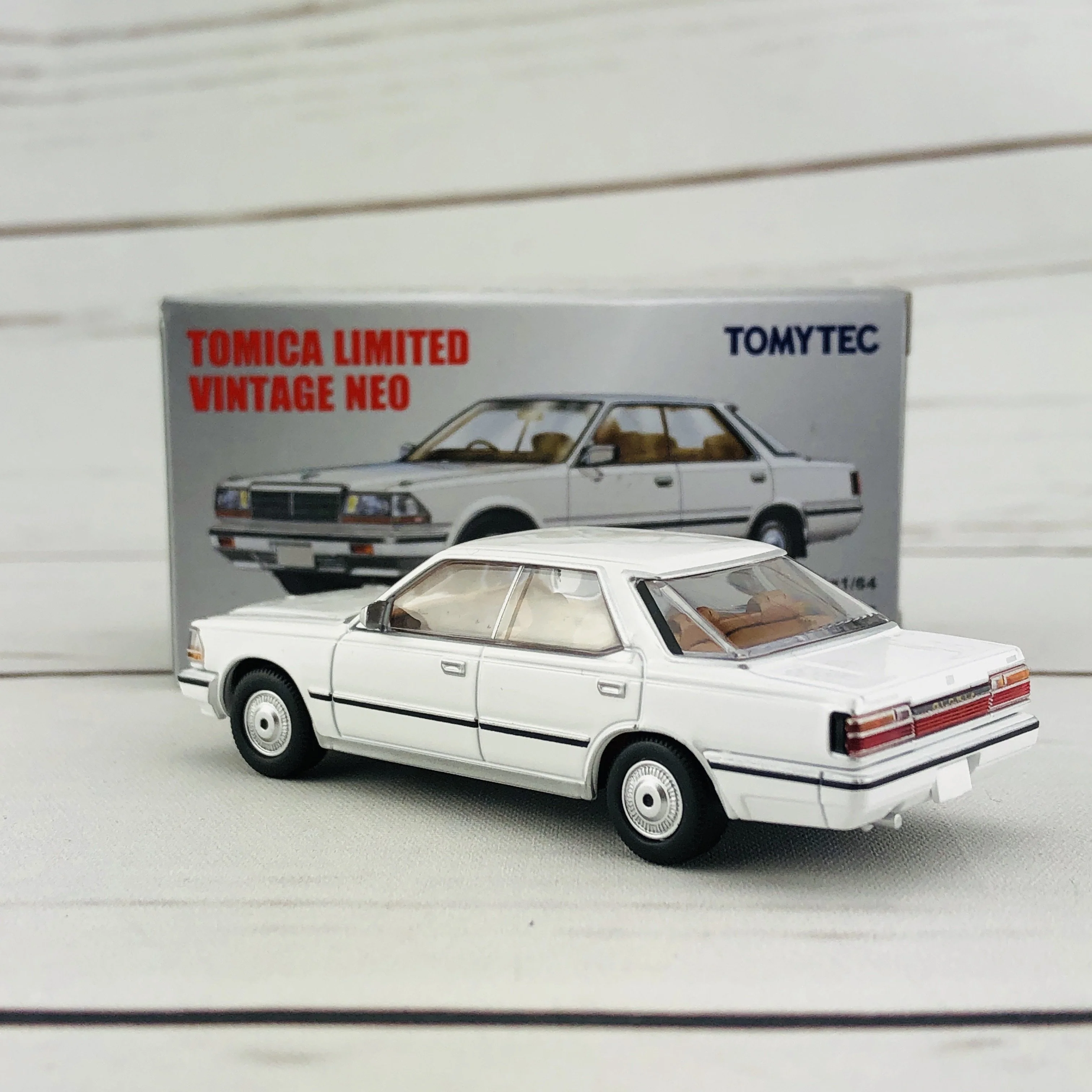 Tomica Limited Vintage 1/64 Nissan Gloria HT V20 Grandage White (1986) LV-N198a - Image 4