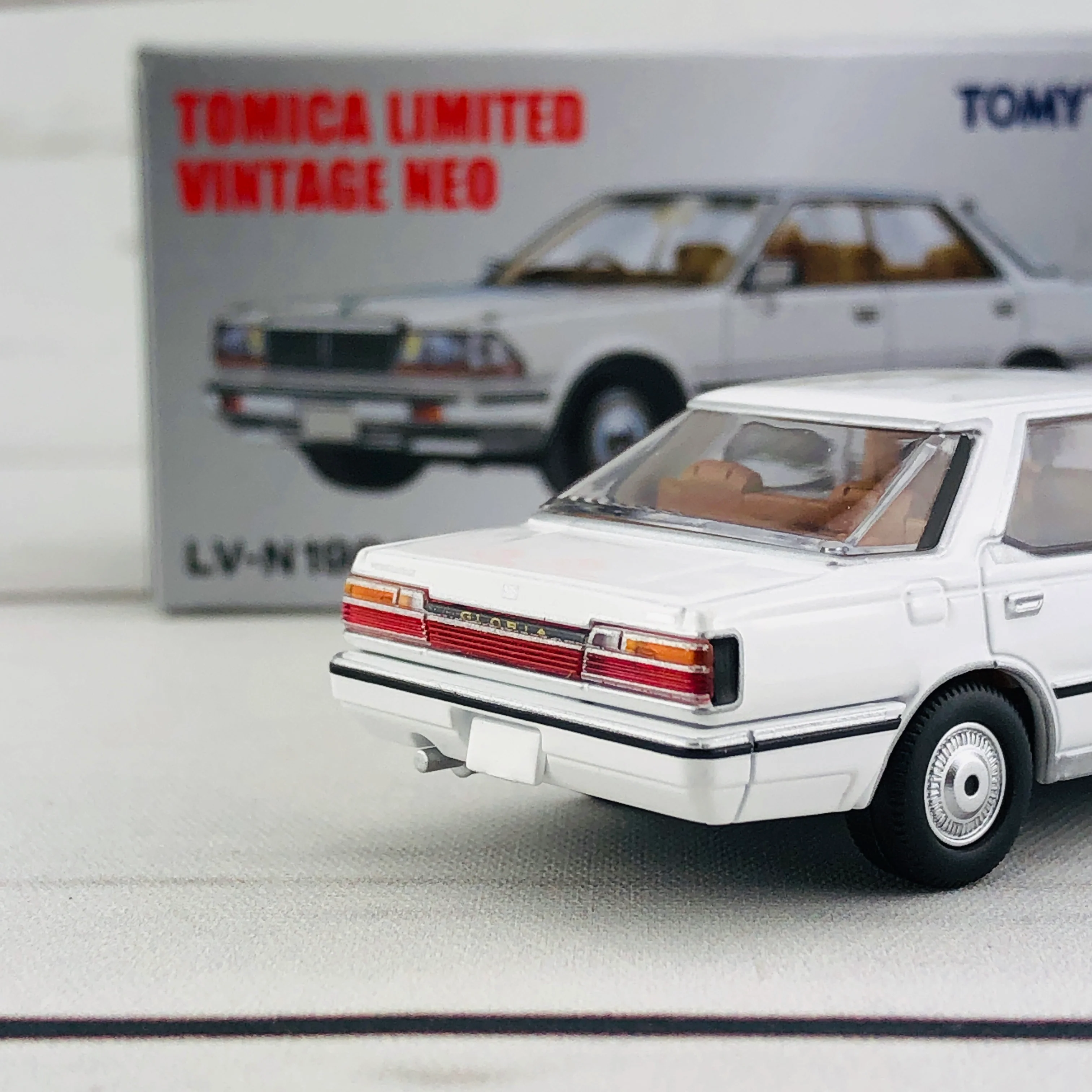 Tomica Limited Vintage 1/64 Nissan Gloria HT V20 Grandage White (1986) LV-N198a - Image 5