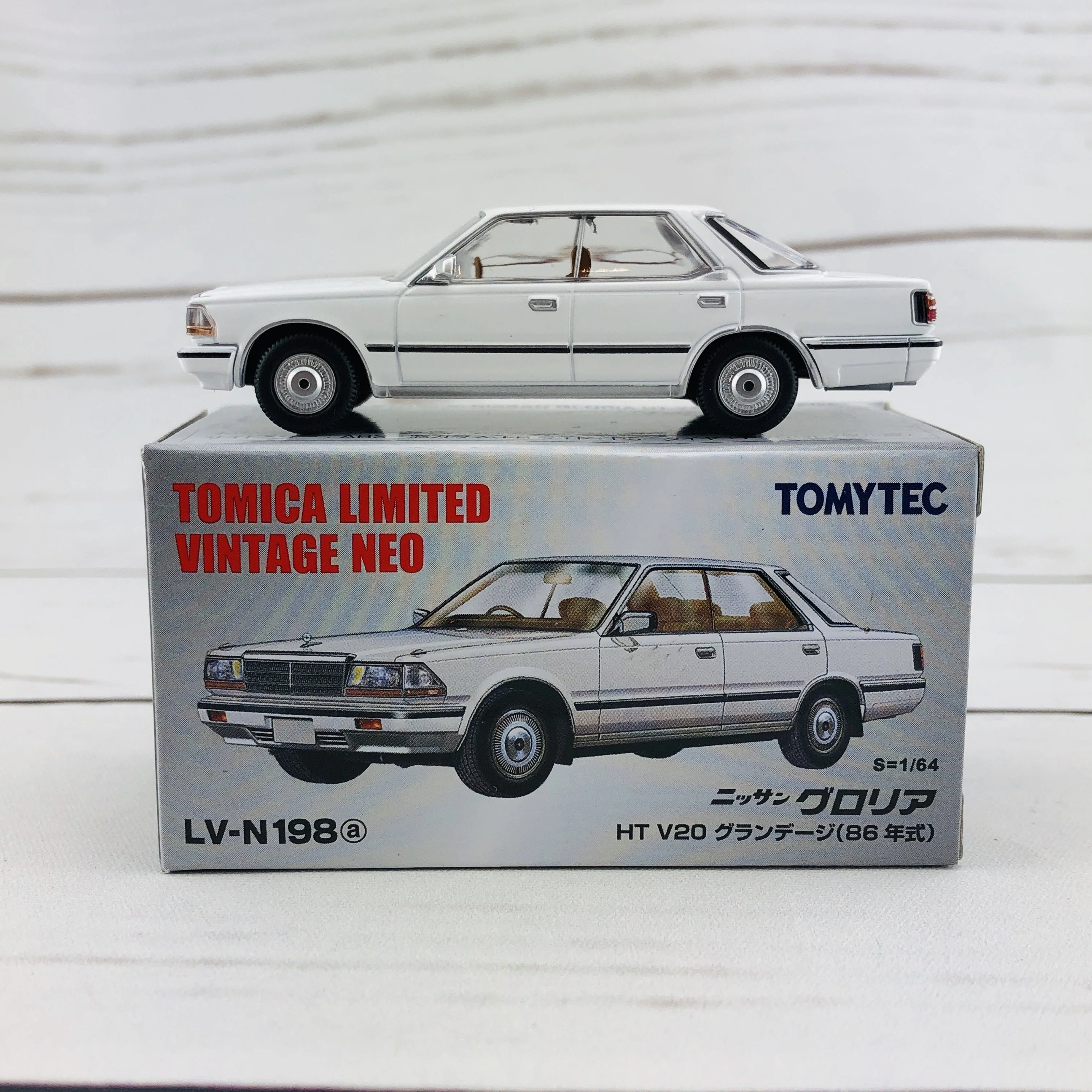 Tomica Limited Vintage 1/64 Nissan Gloria HT V20 Grandage White (1986) LV-N198a - Image 7