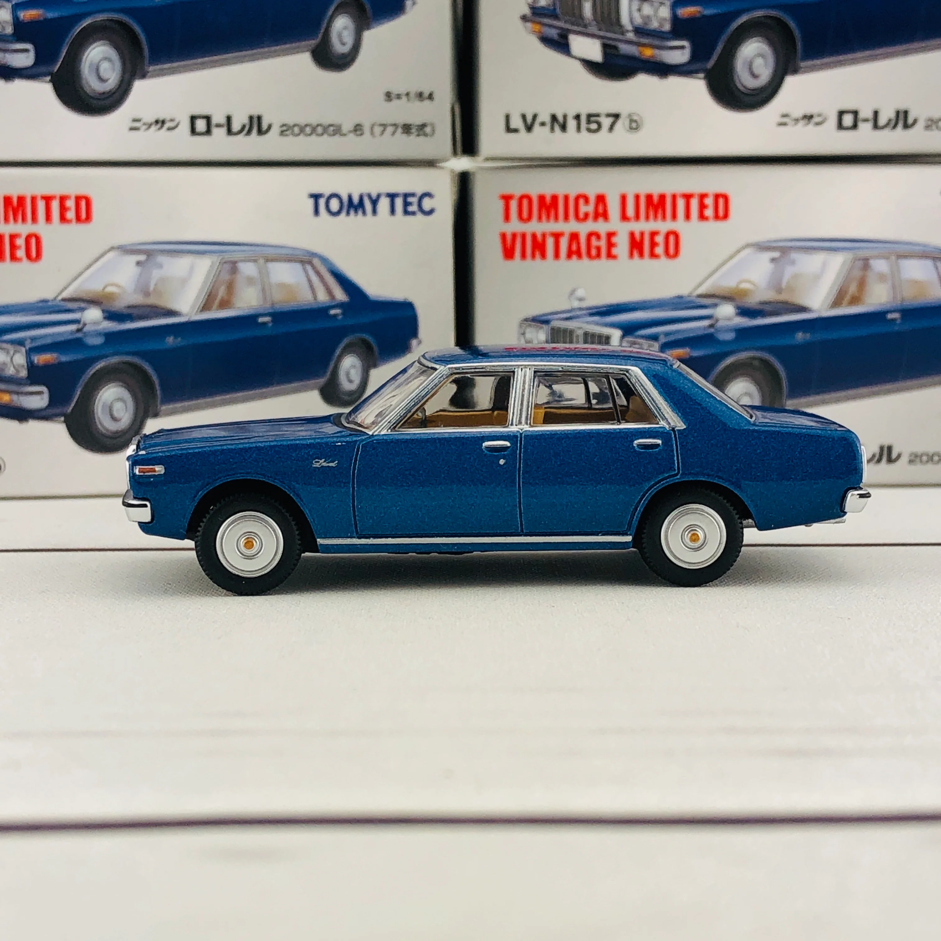 Tomica Limited Vintage 1/64 Nissan Laurel 2000GL-6 LV-N157b (1977) - Image 2