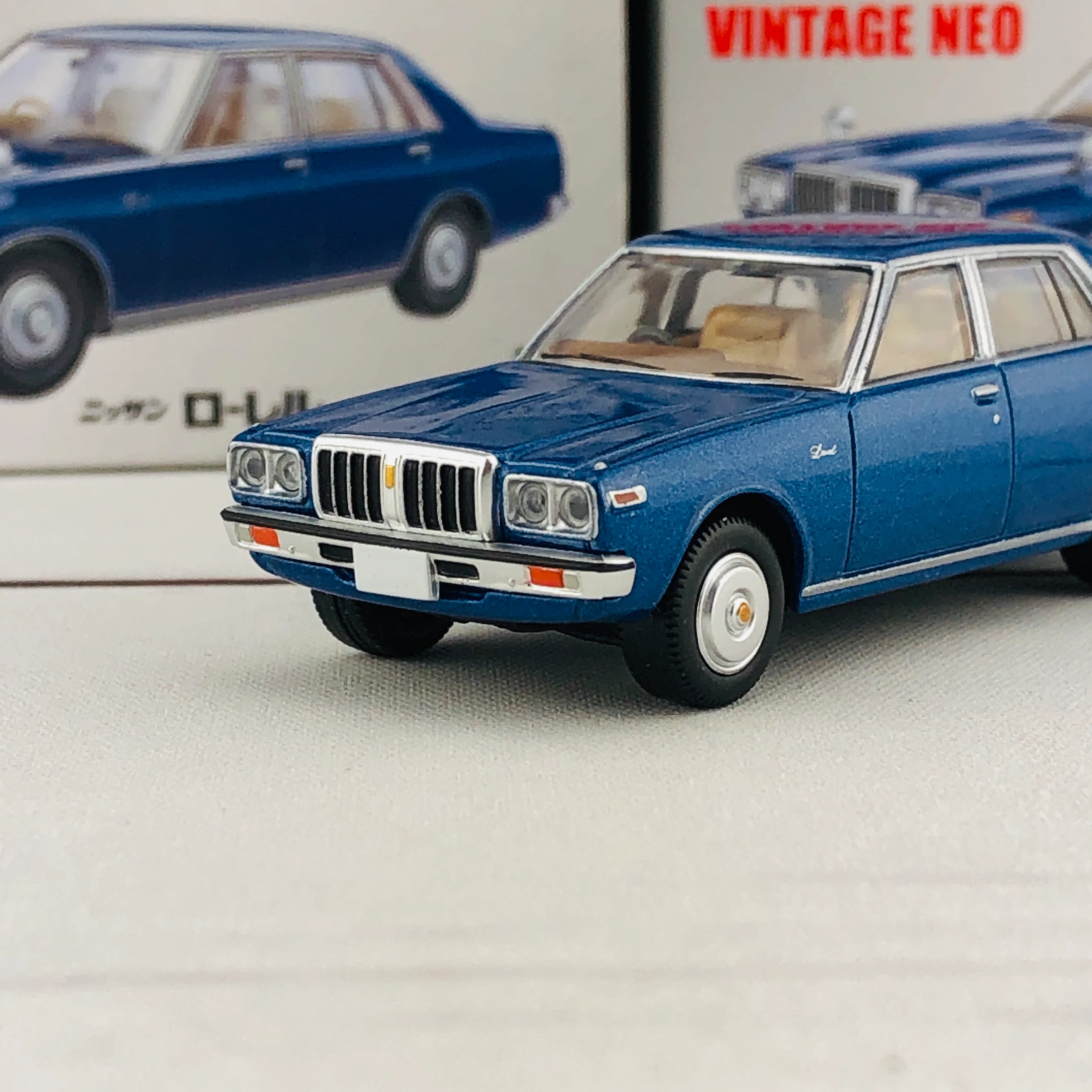 Tomica Limited Vintage 1/64 Nissan Laurel 2000GL-6 LV-N157b (1977) - Image 3