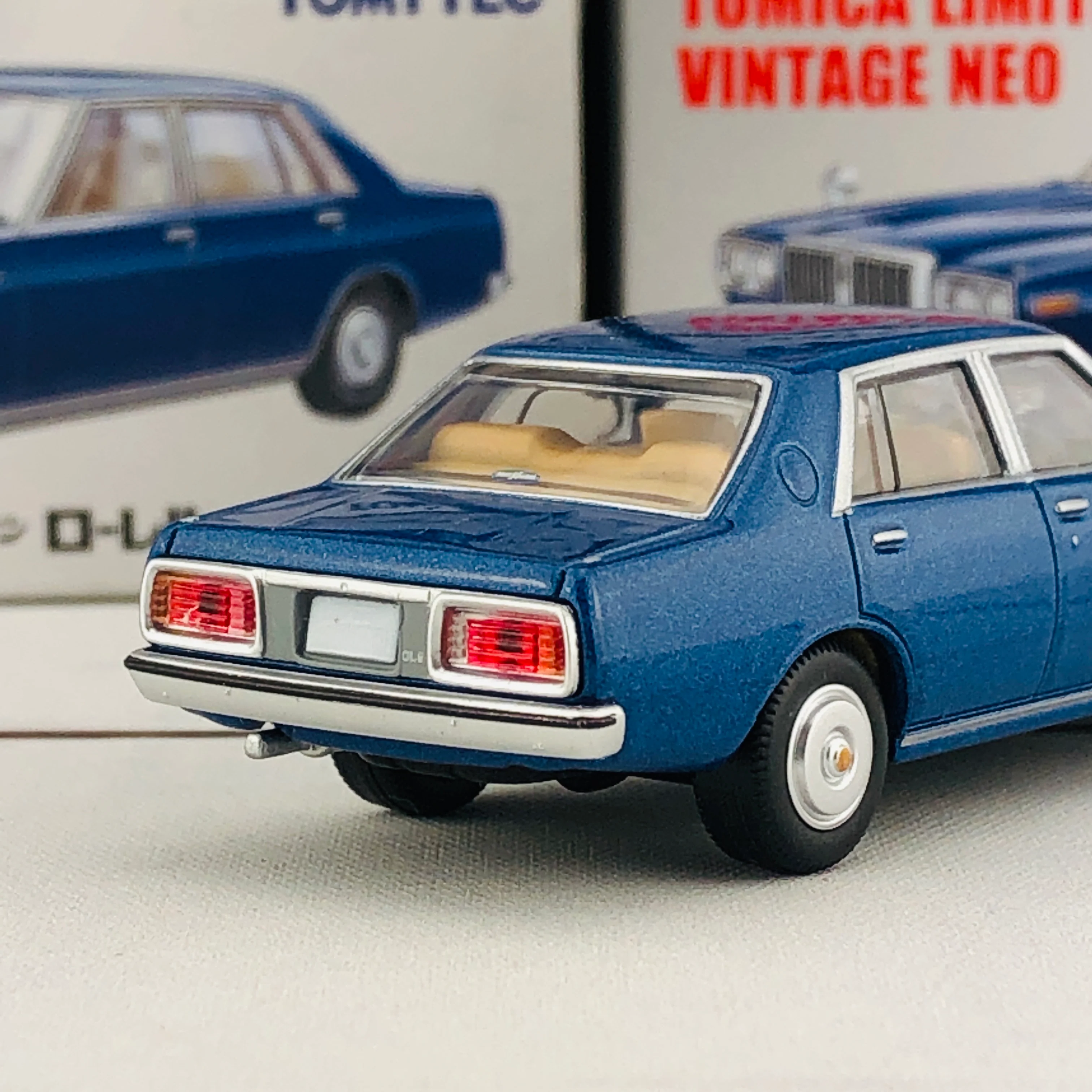 Tomica Limited Vintage 1/64 Nissan Laurel 2000GL-6 LV-N157b (1977) - Image 5