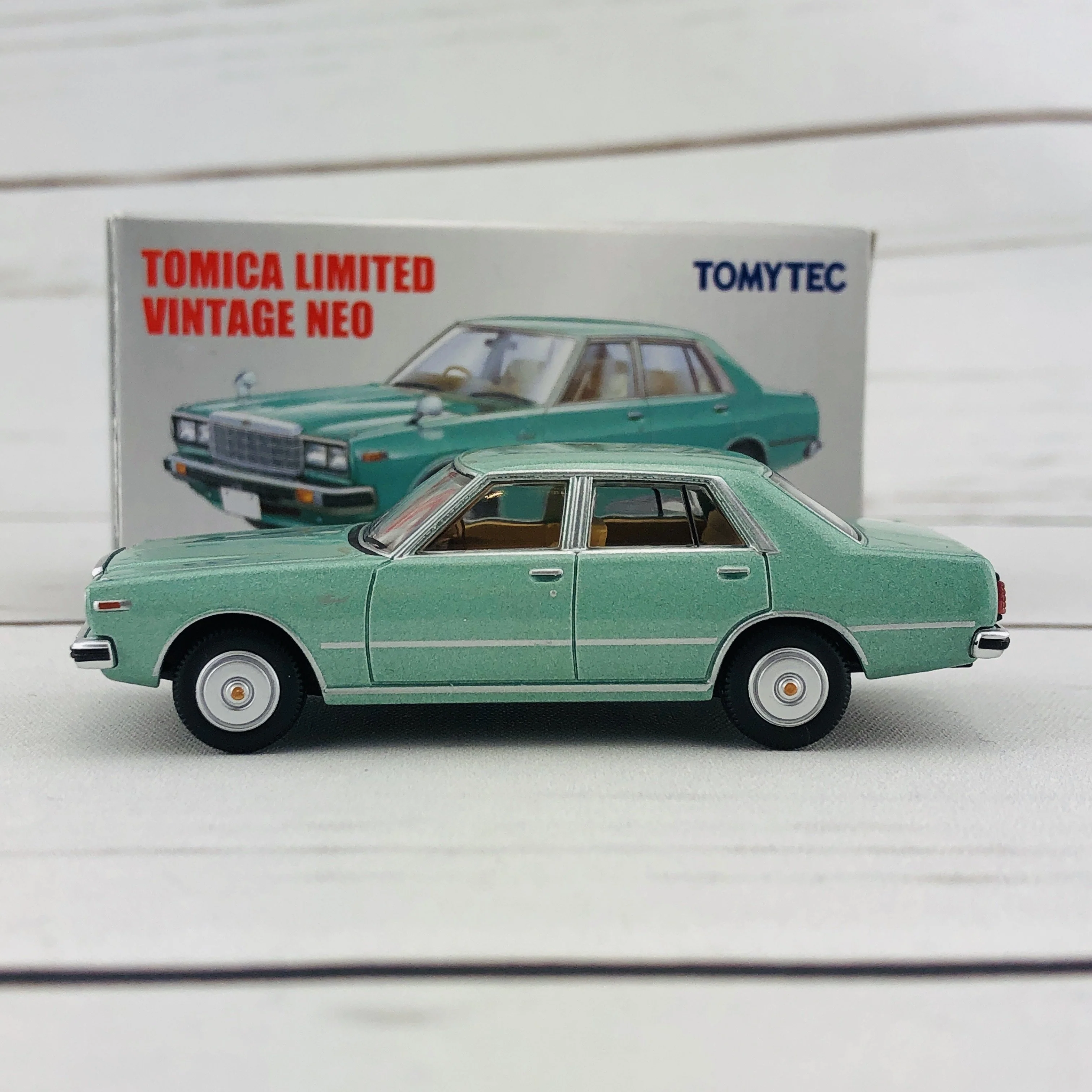 Tomica Limited Vintage 1/64 Nissan Laurel 2000SGL-E (1979) LV-N159a - Image 2